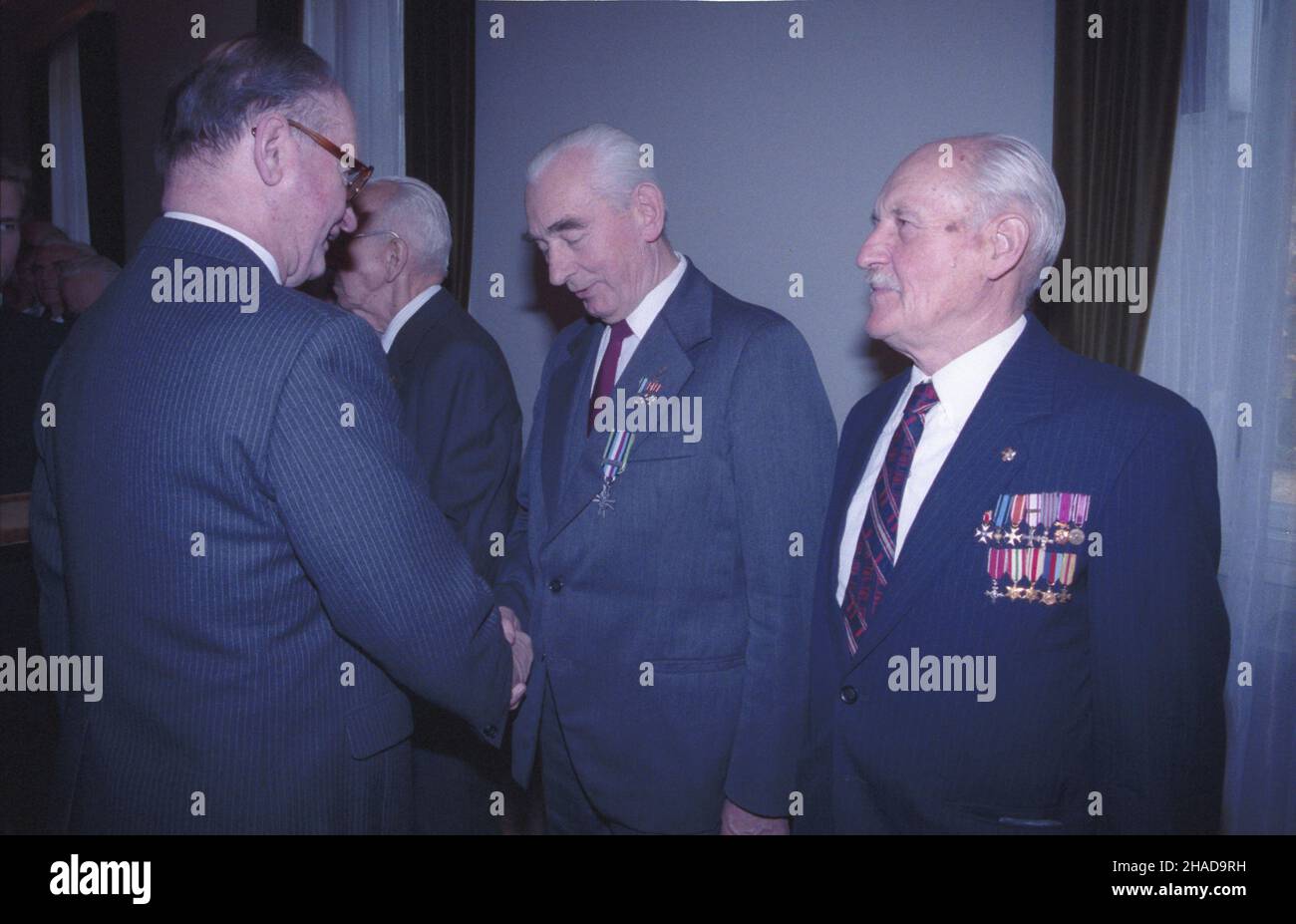 Warszawa 30.10.1989. Belweder. Uroczystoœæ odznaczenia 14 kombatantów II wojny œwiatowej Krzy¿em Czynu Bojowego Polskich Si³ Zbrojnych na Zachodzie. De prawej: Zygmunt Zawadzki, W³adys³aw Stasiak. Ordinare wrêcza prezydent Polski Wojciech Jaruzelski. ka PAP/Grzegorz Rogiñski Varsavia 30 ottobre 1989. Il Palazzo Belvedere. La cerimonia per onorare 14 veterani della seconda guerra mondiale con la Croce militare delle forze armate polacche in Occidente. Nella foto a destra: Zygmunt Zawadzki, Wladyslaw Stasiak. L'ordine è presentato dal presidente polacco Wojciech Jaruzelski ka PAP/Grzegorz Rogins Foto Stock