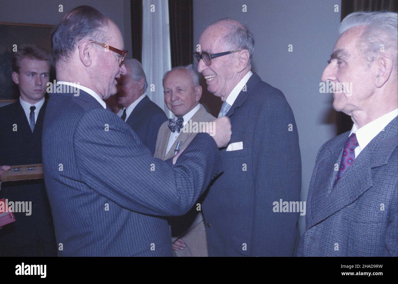 Warszawa 30.10.1989. Belweder. Uroczystoœæ odznaczenia 14 kombatantów II wojny œwiatowej Krzy¿em Czynu Bojowego Polskich Si³ Zbrojnych na Zachodzie. De prawej: Edmund Druba, Jan Meysztowicz, W³adys³aw Metelski. Ordinare wrêcza prezydent Polski Wojciech Jaruzelski. ka PAP/Grzegorz Rogiñski Varsavia 30 ottobre 1989. Il Palazzo Belvedere. La cerimonia per onorare 14 veterani della seconda guerra mondiale con la Croce militare delle forze armate polacche in Occidente. Nella foto a destra: Edmund Druba, Jan Meysztowicz, Wladyslaw Metelski. L'ordine è presentato dal presidente polacco Wojciech Jaruzels Foto Stock