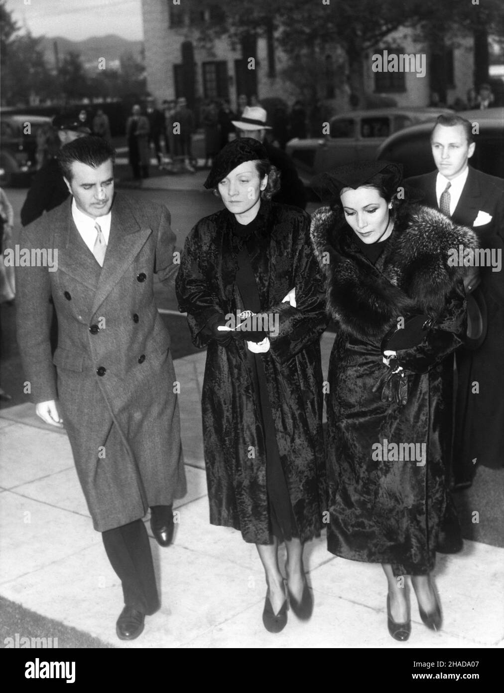 MGM Art Director CEDRIC GIBBONS e sua moglie DOLORES DEL RIO scorta dolore ha colpito MARLENE DIETRICH quando hanno partecipato al funerale della superstar silenziosa JOHN GILBERT al Dayton Mortuary a Beverly Hills, California, il 11th gennaio 1936 Foto Stock