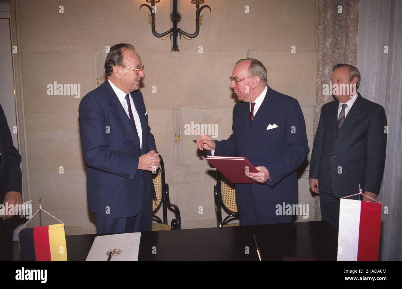 Warszawa 10.11.1989. Podpisanie umowy dotycz¹cej popierania i wzajemnej ochrony inwestycji pomiêdzy Polsk¹ Rzeczpospolit¹ Ludow¹ i Republik¹ Federaln¹ Niemiec, w siedzibie Ministerstwa Spraw Zagranicznych przy al. Szucha. umowê podpisali: ministro spraw zagranicznych Polski Krzysztof Skubiszewski (P) i szef niemieckiego MSZ Hans Dietrich Genscher (L). wb PAP/Grzegorz Rogiñski Varsavia, 10 novembre 1989. La firma di un accordo di sostegno agli investimenti e di protezione reciproca tra la Polonia e la Repubblica federale di Germania presso la sede del ministero degli esteri in via Szucha. Pictu Foto Stock