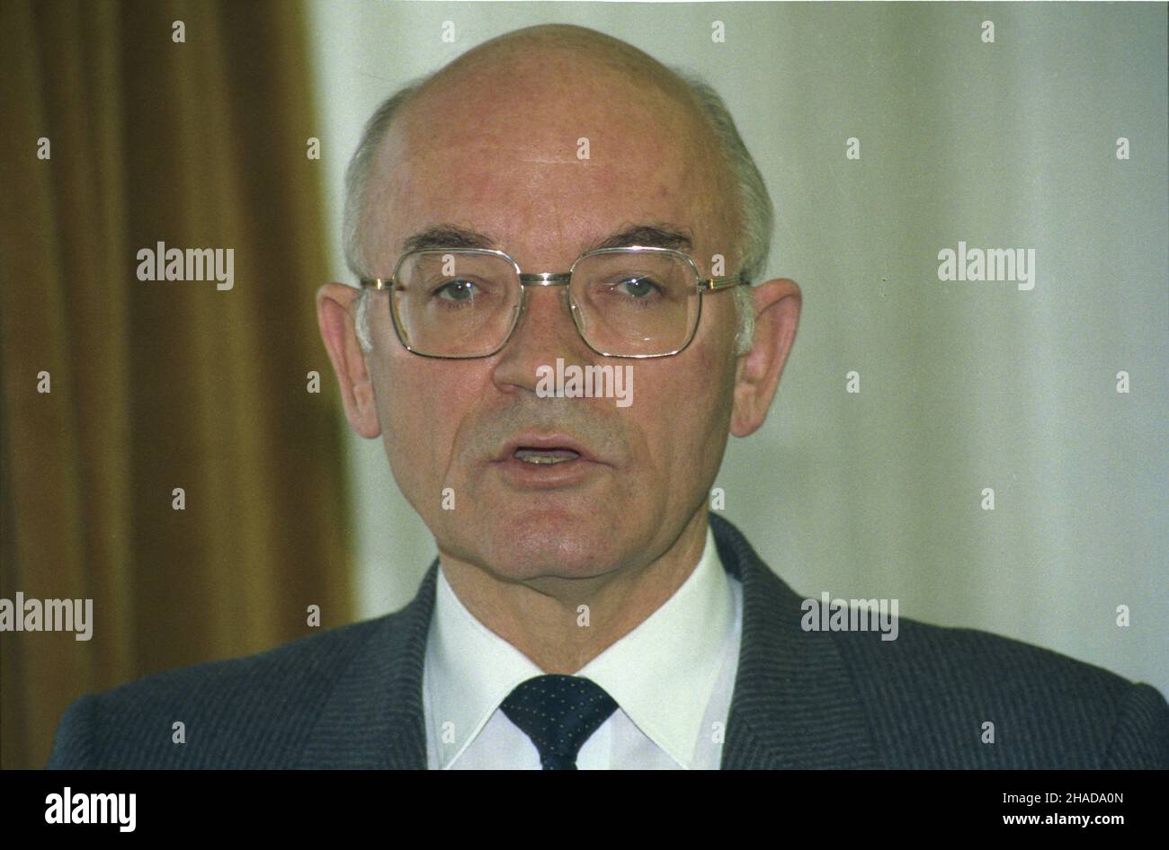 Warszawa 06.11.1989. XVI Plenum Komitetu Centralnego Polskiej Zjednoczonej Partii Robotniczej, podczas którego rozpatrzono projekty dokumentów programowych partii oraz zasad wyboru delegatów na XI Zjazd PZPR. NZ. pose³ Tadeusz Fiszbach. ka PAP/Grzegorz Rogiñski Varsavia, 6 novembre 1989. La sessione plenaria del Comitato Centrale del Partito operaio Unito (PUWP) del 16th ha discusso il programma del partito e l'elezione dei delegati al Congresso PUWP del 11th. Nella foto: MP Tadeusz Fiszbach. ka PAP/Grzegorz Roginski Foto Stock