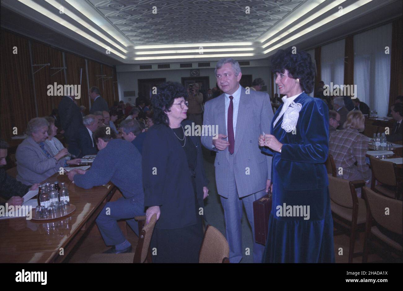 Warszawa 06.11.1989. XVI Plenum Komitetu Centralnego Polskiej Zjednoczonej Partii Robotniczej, podczas którego rozpatrzono projekty dokumentów programowych partii oraz zasad wyboru delegatów na XI Zjazd PZPR. NZ. m.in.: pos³anka Iwona Lubowska (P). ka PAP/Grzegorz Rogiñski Varsavia, 6 novembre 1989. La sessione plenaria del Comitato Centrale del Partito operaio Unito (PUWP) del 16th ha discusso il programma del partito e l'elezione dei delegati al Congresso PUWP del 11th. Nella foto: MP Iwona Lubowska (R). ka PAP/Grzegorz Roginski Foto Stock