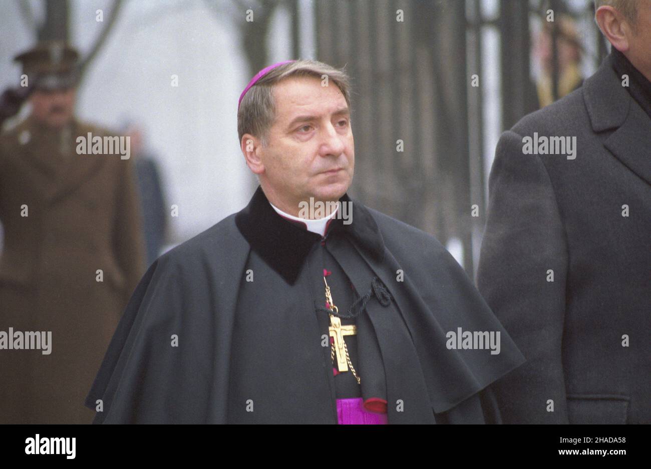 Warszawa 06.12.1989. Z³o¿enie listów uwierzytelniaj¹cych przez nuncjusza apostolskiego bp. Józefa Kowalczyka (nz.) w Belwederze. wb PAP/Grzegorz Rogiñski Varsavia, 6 dicembre 1989. Il Nunzio Apostolico, Mons. Jozef Kowalczyk (nella foto), presenta lettere credenziali nel palazzo del Belvedere. wb PAP/Grzegorz Roginski Foto Stock