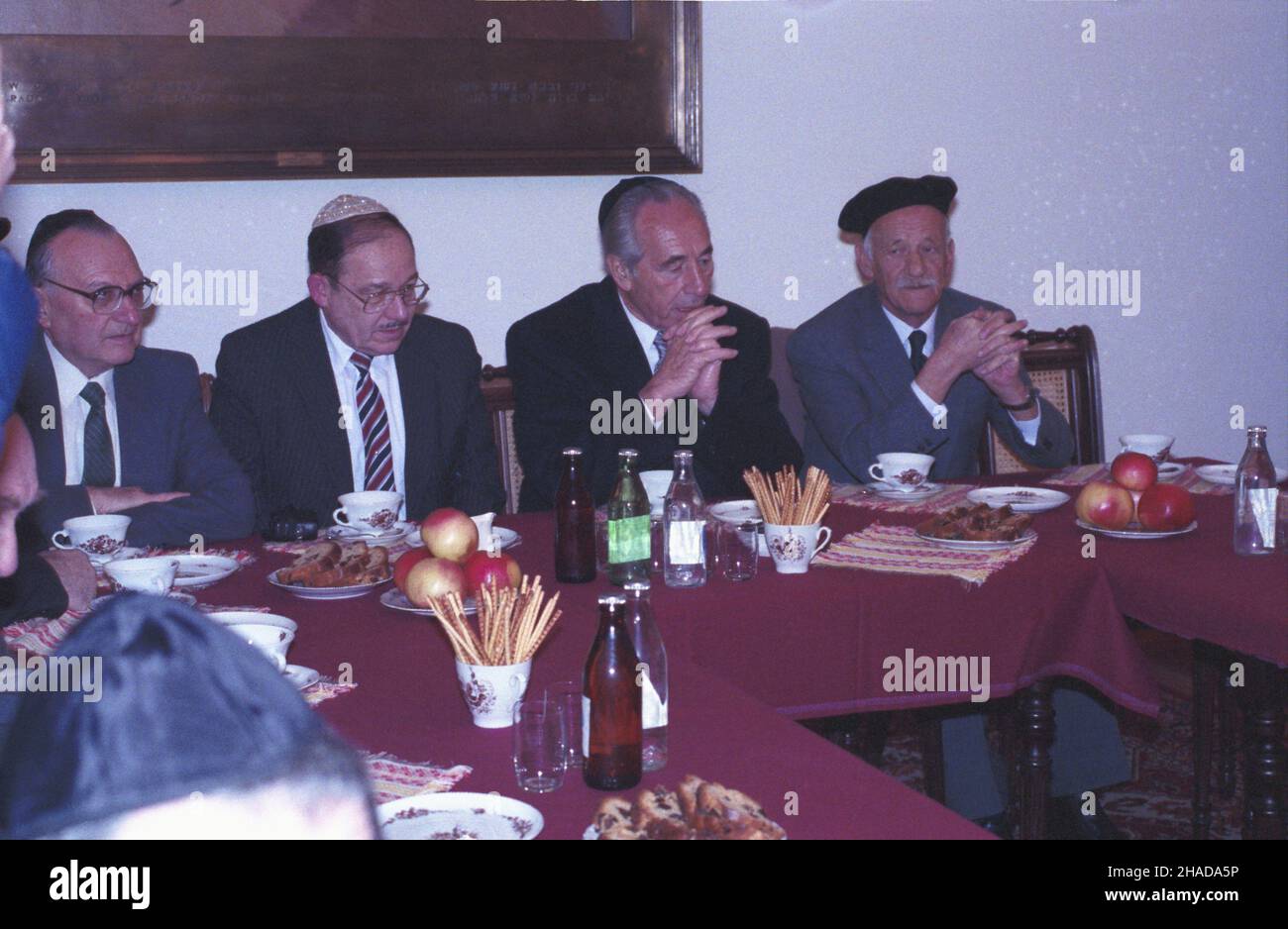 Warszawa 28.11.1989. Wizyta izraelskiego wicepremiera i minima finansów Szymona Peresa w Polsce (27-30 listopada 1989). NZ. Spotkanie z Gmin¹ ¯ydowsk¹. Od lewej m.in.: szef Sekcji Interesów Izraela w Warszawie Mordechai David Palzur (2L), Szymon Peres (2P), wiceprezes Zwi¹zku Religijnego Wyznania Moj¿eszowego Pawe³ Wildsztajn (1P). wb PAP/Ireneusz Sobieszczuk Varsavia, 28 novembre 1989. Il vice primo ministro israeliano e il ministro delle Finanze Shimon Peres effettua una visita in Polonia (27-30 novembre 1989). Nella foto: Un incontro con la comune ebraica. Da sinistra tra gli altri: Capo della Sectio Foto Stock