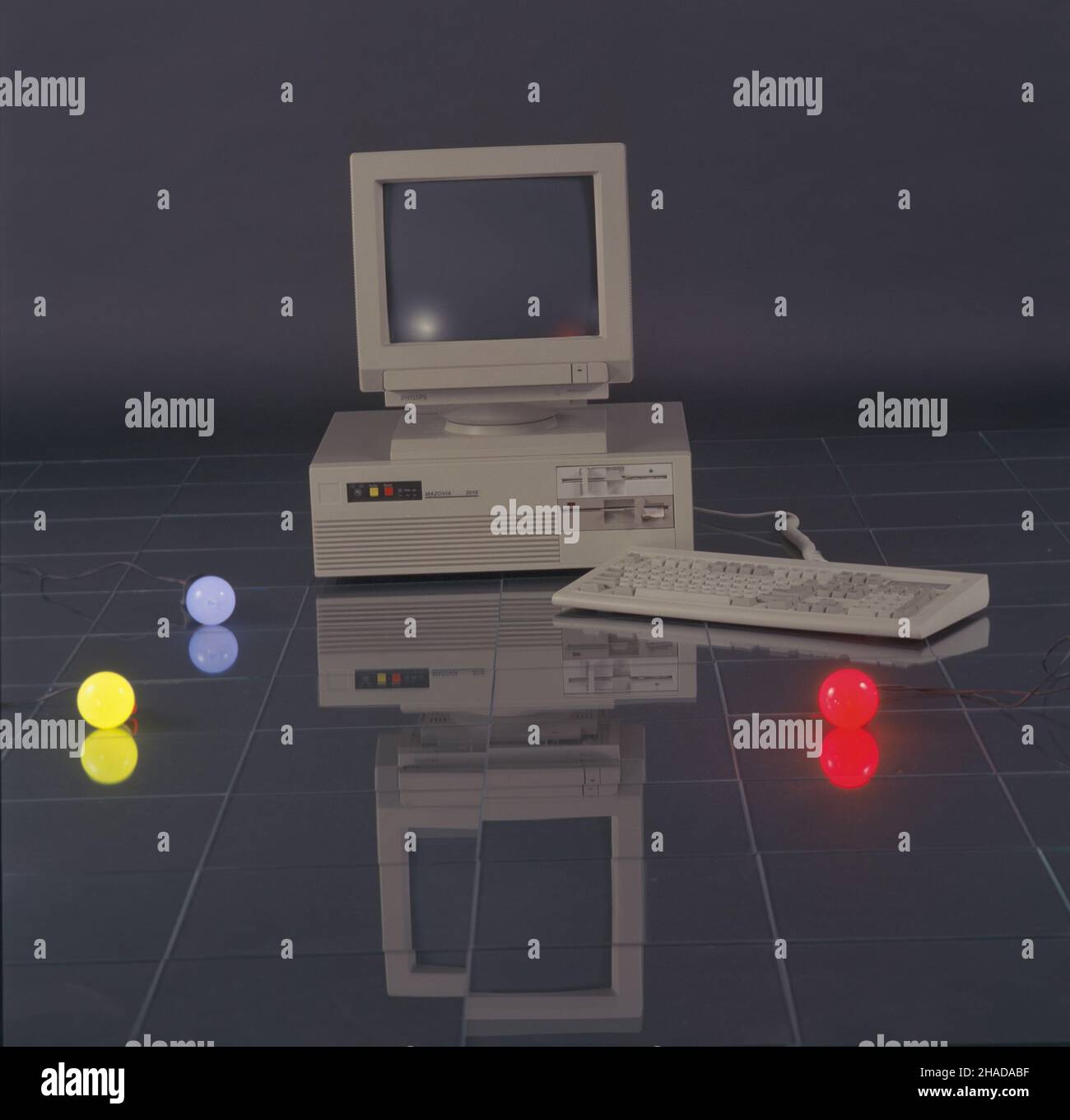 Polska 01,1990. Komputer Mazovia 2016 z monitororem Philips PRO 9CM053. wb PAP/Grzegorz Rogiñski Dok³adny dzieñ wydarzenia nieustalony. Polonia, gennaio 1990. Computer Mazovia 2016 con monitor Philips PRO 9CM053. wb PAP/Grzegorz Roginski giorno evento sconosciuto Foto Stock