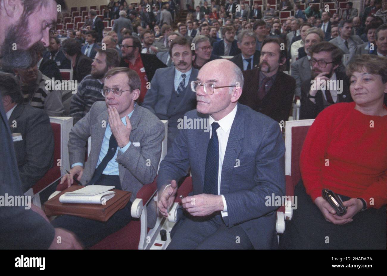 Warszawa 27.01.1990. W sali Kongressowej Pa³acu Kultury i Nauki odby³ siê ostatni, XI Zjazd Polskiej Zjednoczonej Partii Robotniczej (PZPR). Nastêpnie w sali Warszawskiej obradowano na temat powo³ania nowej partii lewicowej. NZ. m.in. wicemarsza³ek Sejmu Tadeusz Fiszbach (C). wb PAP/Grzegorz Rogiñski Varsavia 27 gennaio 1990. L'ultimo congresso del 11th del Partito operaio Unito Polacco (PZPR) presso la Sala Congressi del Palazzo della Scienza e della Cultura. Poi, nella Sala di Varsavia il dibattito si è incentrato sulla formazione di un nuovo partito di sinistra. Nella foto: vice Sejm Speaker Tadeusz Fiszbach (centro). wb Foto Stock