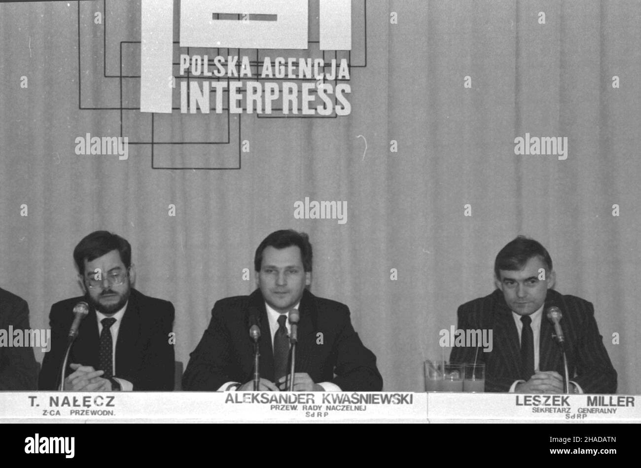 Warszawa, 1990-02. Konferencja Socjaldemokracji Rzeczypospolitej Polskiej w Centrum Prasowym Polskiej Interpress Agencji. NZ. od lewej, Tomasz Na³êcz, Aleksander Kwaœniewski i Leszek Miller. Gr PAP/CAF/Cezary Langda Foto Stock