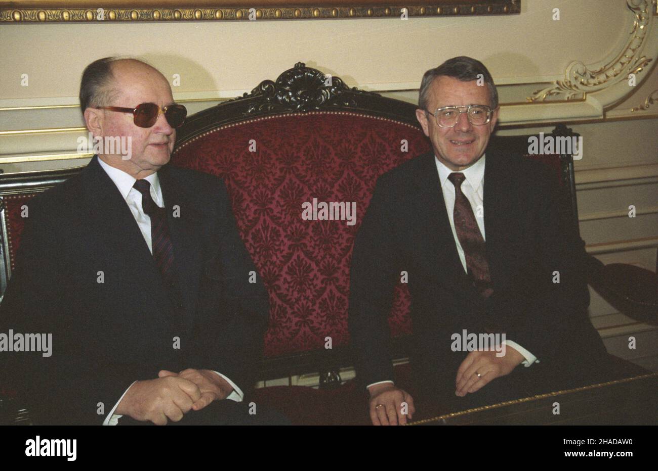 Davos 05.02.1990. Wizyta prezydenta Polski Wojciecha Jaruzelskiego w Szwajcarii. Szwajcarskiej przewodnicz¹cym Rady Zwi¹zkowej Arnoldem Kollerem (P). wb PAP/Grzegorz Rogiñski Davos, 5 febbraio 1990. Il presidente polacco Wojciech Jaruzelski effettua una visita in Svizzera. Nella foto: Wojciech Jaruzelski (L) incontra il capo del Consiglio federale svizzero Arnold Koller (R). wb PAP/Grzegorz Roginski Foto Stock