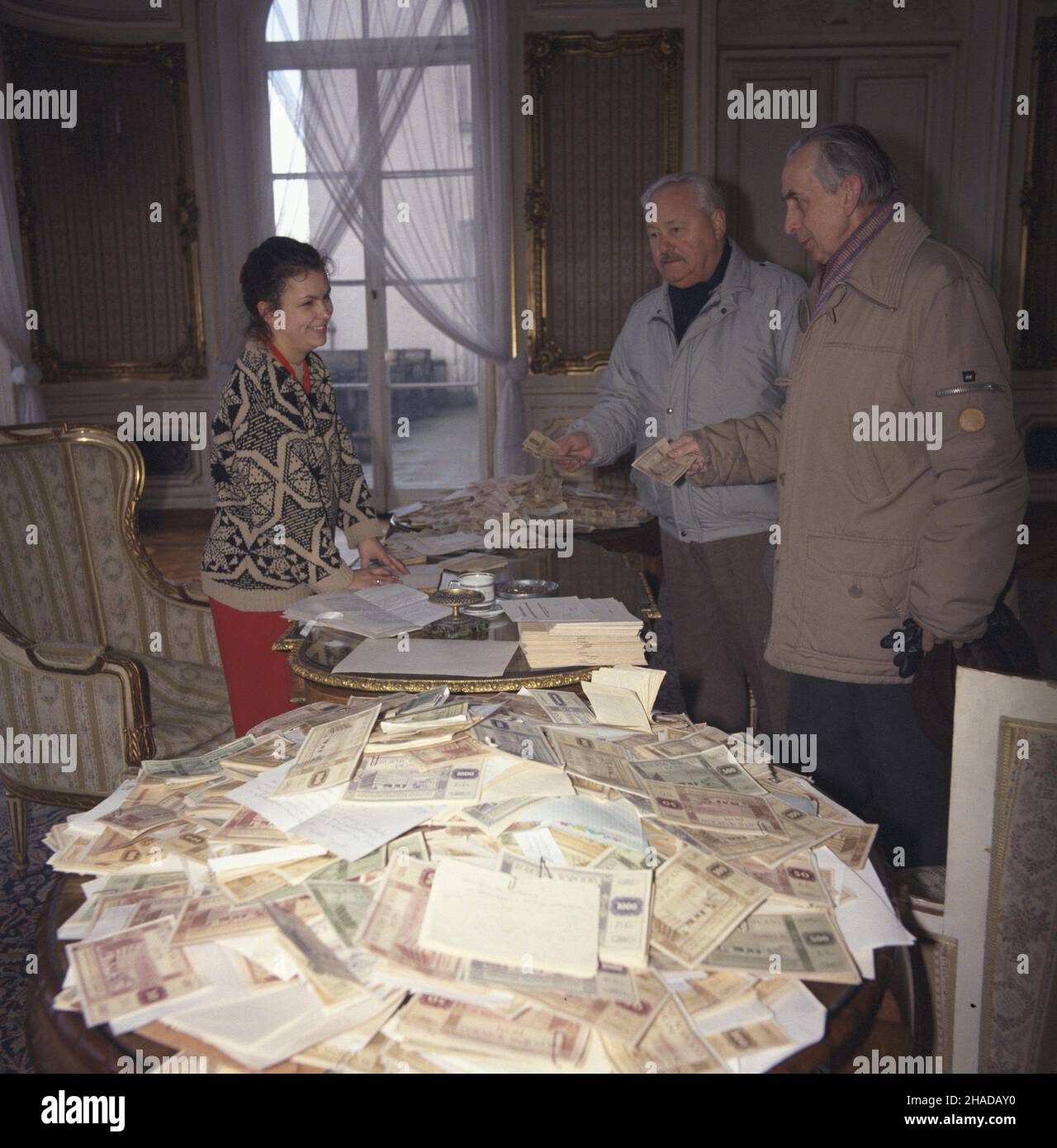 Warszawa 03,1990. Zbiórka starych cegie³ek (przymusowo dystrybuowanych na budowê gmachu Komitetu Centralnego Polskiej Zjednoczonej Partii Robotniczej 1948-1952) z przeznaczeniem na budowê ego nowgmachu Biblioteki Unibersytetu Warszawskiego (BUW) na Powiœlu. ZagoŸdziñski Dok³adny dzieñ Varsavia marzo 1990. Un'azione di raccolta fondi (ordinata per la costruzione dell'edificio del Comitato Centrale del Partito dei lavoratori Uniti polacco dal 1948 al 1952), successivamente assegnata per la costruzione di un nuovo edificio della Biblioteca Universitaria di Varsavia (BUW) nel distretto di Powisle. w Foto Stock