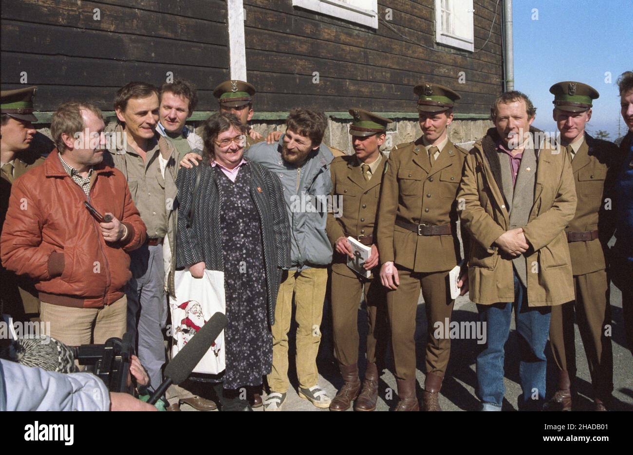 Przesieka 17.03.1990. Spotkanie przewodnicz¹cego NSZZ Solidarnoœæ Lecha Wa³êsy z prezydentem Czeskiej i S³owackiej Republiki Federalnej Vaclavem Havlem na Prze³êczy Karkonoskiej. dzia³acze opozycji z ¿o³nierzami Wojsk Ochrony Pogranicza przed budynkiem stra¿nicy, m.in. pose³ Janusz Onyszkiewicz (2L), senatore Zbigniew Romaszewski (3L), Zbigniew Bujak (4L), Zbigniew Janas (6L), redaktor naczelny Adam/Micheszezuj (2P) Przesieka 17 marzo 1990. Il leader della solidarietà Lech Walesa incontra il presidente della Repubblica federativa ceca e slovacca Vaclav Havel Foto Stock