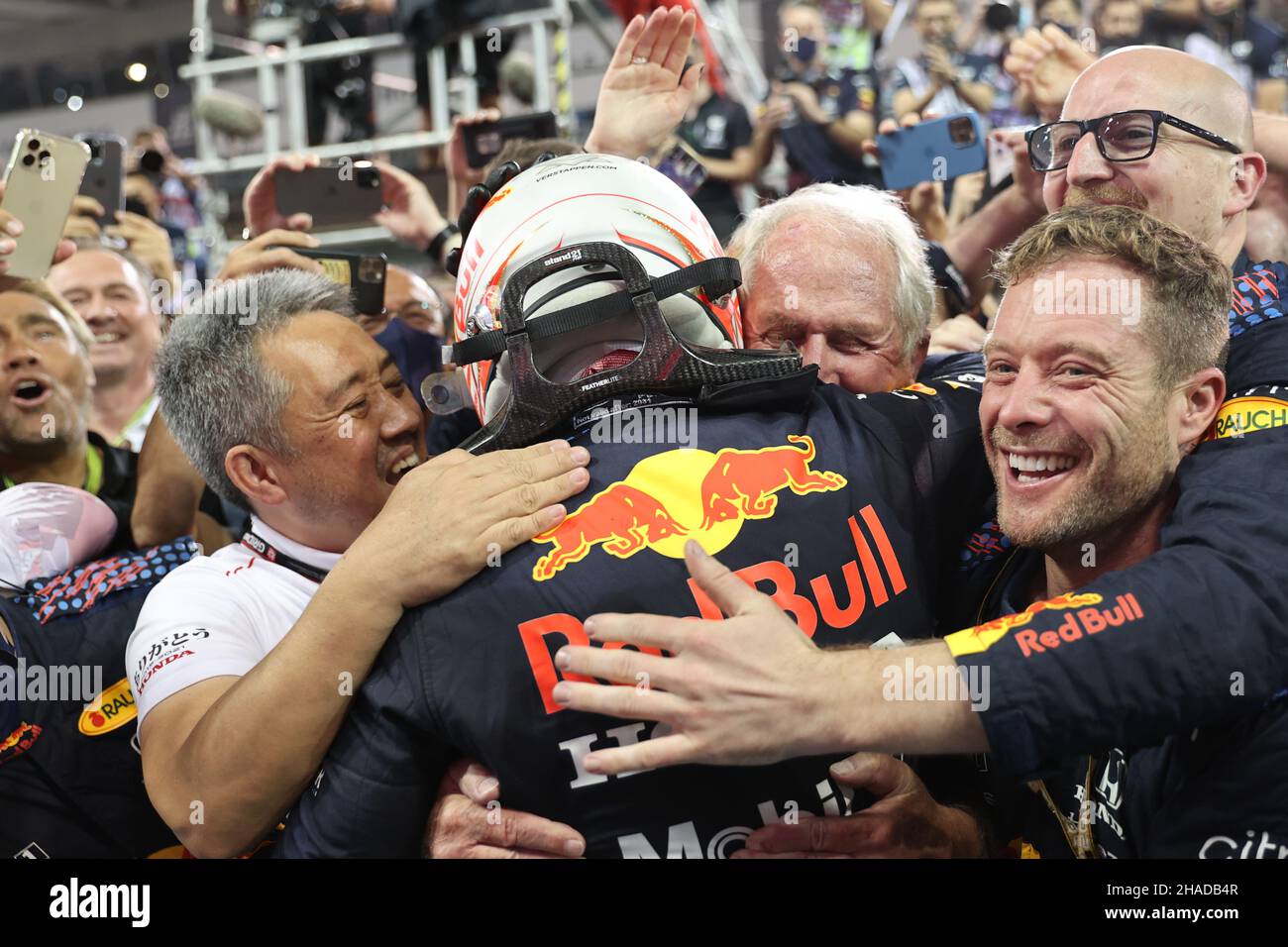 Abu Dhabi, Abu Dhabi. 12th Dic 2021. Vincitore della gara e campione del mondo Max Verstappen (NLD) Red Bull Racing festeggia con Masashi Yamamamoto (JPN) Honda Racing F1 Managing Director; Dr Helmut Marko (AUT) Red Bull Motorsport Consultant e il team di parc ferme. 12.12.2021. Formula 1 World Championship, Rd 22, Gran Premio di Abu Dhabi, Yas Marina Circuit, Abu Dhabi, Race Day. Il credito fotografico dovrebbe essere: XPB/Press Association Images. Credit: XPB Images Ltd/Alamy Live News Foto Stock
