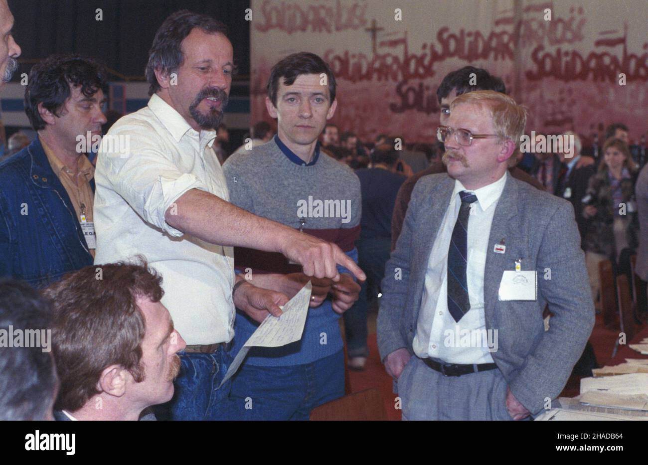 Gdañsk 04,1990. II Krajowy Zjazd Delegatów NSZZ Solidarnoœæ w hali widowiskowo-sportowej Olivia (19-24 kwietnia 1990). NZ. m.in. przewodnicz¹cy Zarz¹du Regionu Bydgoskiego Jan Rulewski (2L). wb PAP/Ireneusz Sobieszczuk Dok³adny dzieñ wydarzenia nieustalony. Gdansk Aprile 1990. Il Congresso Nazionale dei sindacati di solidarietà del 2nd si è recato presso la sala dello spettacolo e dello sport Olivia (19-24 aprile 1990). Nella foto: Bydogoskie Regione presidente di solidarietà Jan Rulewski. wb PAP/Ireneusz Sobieszczuk data esatta sconosciuta. Foto Stock