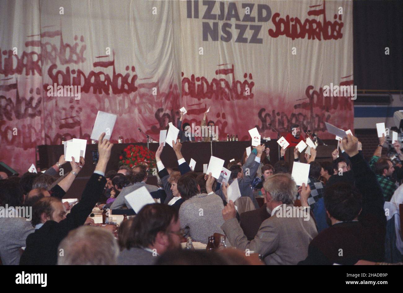 Gdañsk 04,1990. II Krajowy Zjazd Delegatów NSZZ Solidarnoœæ w hali widowiskowo-sportowej Olivia (19-24 kwietnia 1990). wb PAP/Ireneusz Sobieszczuk Dok³adny dzieñ wydarzenia nieustalony. Gdansk Aprile 1990. Il Congresso Nazionale di solidarietà 2nd delegati sindacali presso la sala di intrattenimento e sport Olivia (19-24 aprile 1990). wb PAP/Ireneusz Sobieszczuk data esatta sconosciuta. Foto Stock