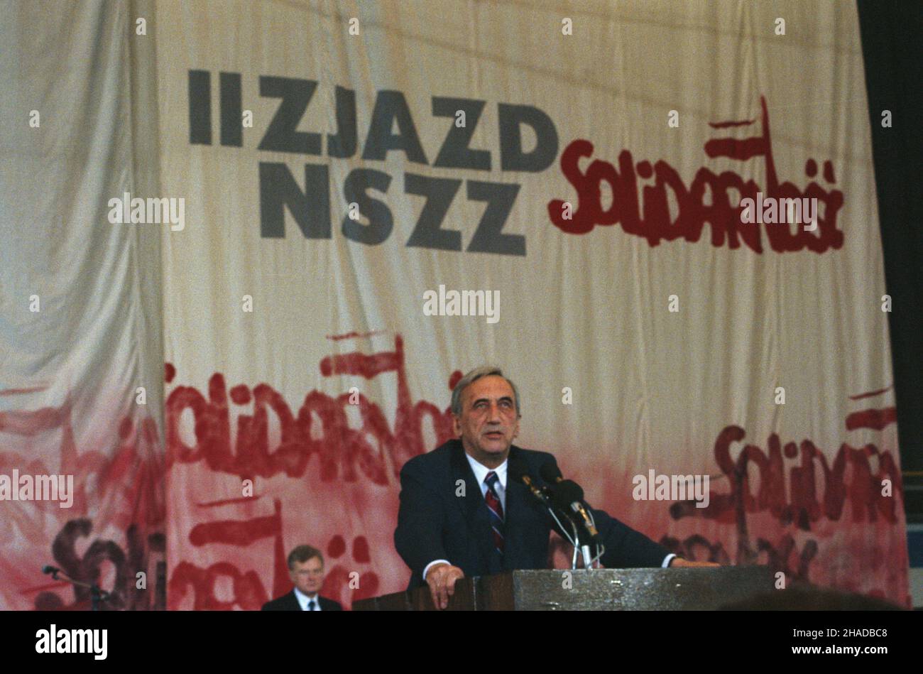 Gdañsk 19.04.1990. Hala Olivia. II Krajowy Zjazd Delegatów Niezale¿nego Samorz¹dnego Zwi¹zku Zawodowego Solidarnoœæ (19-24.04.1990). NZ. wyst¹pienie premiera RP Tadeusza Mazowieckiego. msa PAP/Janusz Uklejewski Danzica, 19 aprile 1990. Il Congresso dei delegati dell'Unione Nazionale di solidarietà del 2nd a Olivia Hall (19-24 aprile). Nella foto: Indirizzo di PM Tadeusz Mazowiecki. msa PAP/Janusz Uklejewski Foto Stock