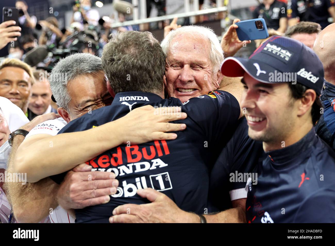 Abu Dhabi, Abu Dhabi. 12th Dic 2021. Christian Horner (GBR) Red Bull Racing Team Principal celebra Max Verstappen (NLD) Red Bull Racing vincendo la gara e il Campionato del mondo a parc ferme con Masashi Yamamamoto (JPN) Honda Racing F1 Managing Director; Dr Helmut Marko (AUT) Red Bull Motorsport Consultant; e Sergio Perez (MEX) Red Bull Racing RB16B. 12.12.2021. Formula 1 World Championship, Rd 22, Gran Premio di Abu Dhabi, Yas Marina Circuit, Abu Dhabi, Race Day. Il credito fotografico dovrebbe essere: XPB/Press Association Images. Credit: XPB Images Ltd/Alamy Live News Foto Stock