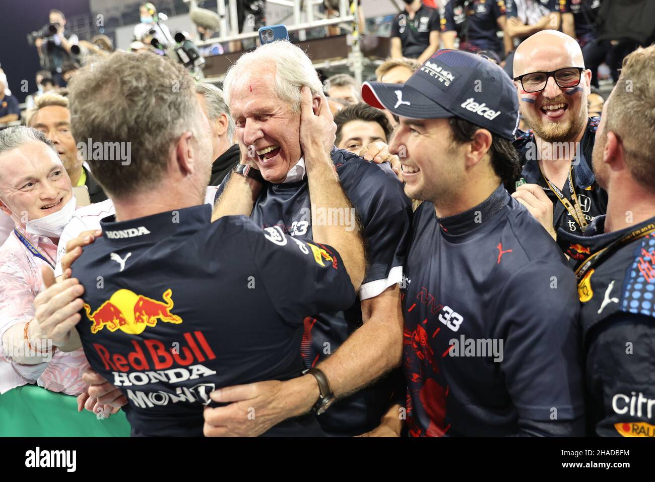 Abu Dhabi, Abu Dhabi. 12th Dic 2021. Christian Horner (GBR) Red Bull Racing Team Principal celebra Max Verstappen (NLD) Red Bull Racing vincendo la gara e il Campionato del mondo a parc ferme con Masashi Yamamamoto (JPN) Honda Racing F1 Managing Director; Dr Helmut Marko (AUT) Red Bull Motorsport Consultant; e Sergio Perez (MEX) Red Bull Racing RB16B. 12.12.2021. Formula 1 World Championship, Rd 22, Gran Premio di Abu Dhabi, Yas Marina Circuit, Abu Dhabi, Race Day. Il credito fotografico dovrebbe essere: XPB/Press Association Images. Credit: XPB Images Ltd/Alamy Live News Foto Stock