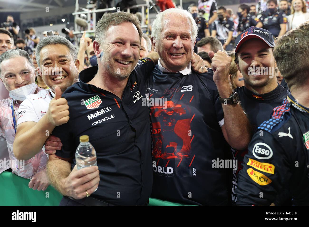 Abu Dhabi, Abu Dhabi. 12th Dic 2021. Christian Horner (GBR) Red Bull Racing Team Principal celebra Max Verstappen (NLD) Red Bull Racing vincendo la gara e il Campionato del mondo a parc ferme con Masashi Yamamamoto (JPN) Honda Racing F1 Managing Director; Dr Helmut Marko (AUT) Red Bull Motorsport Consultant; e Sergio Perez (MEX) Red Bull Racing RB16B. 12.12.2021. Formula 1 World Championship, Rd 22, Gran Premio di Abu Dhabi, Yas Marina Circuit, Abu Dhabi, Race Day. Il credito fotografico dovrebbe essere: XPB/Press Association Images. Credit: XPB Images Ltd/Alamy Live News Foto Stock