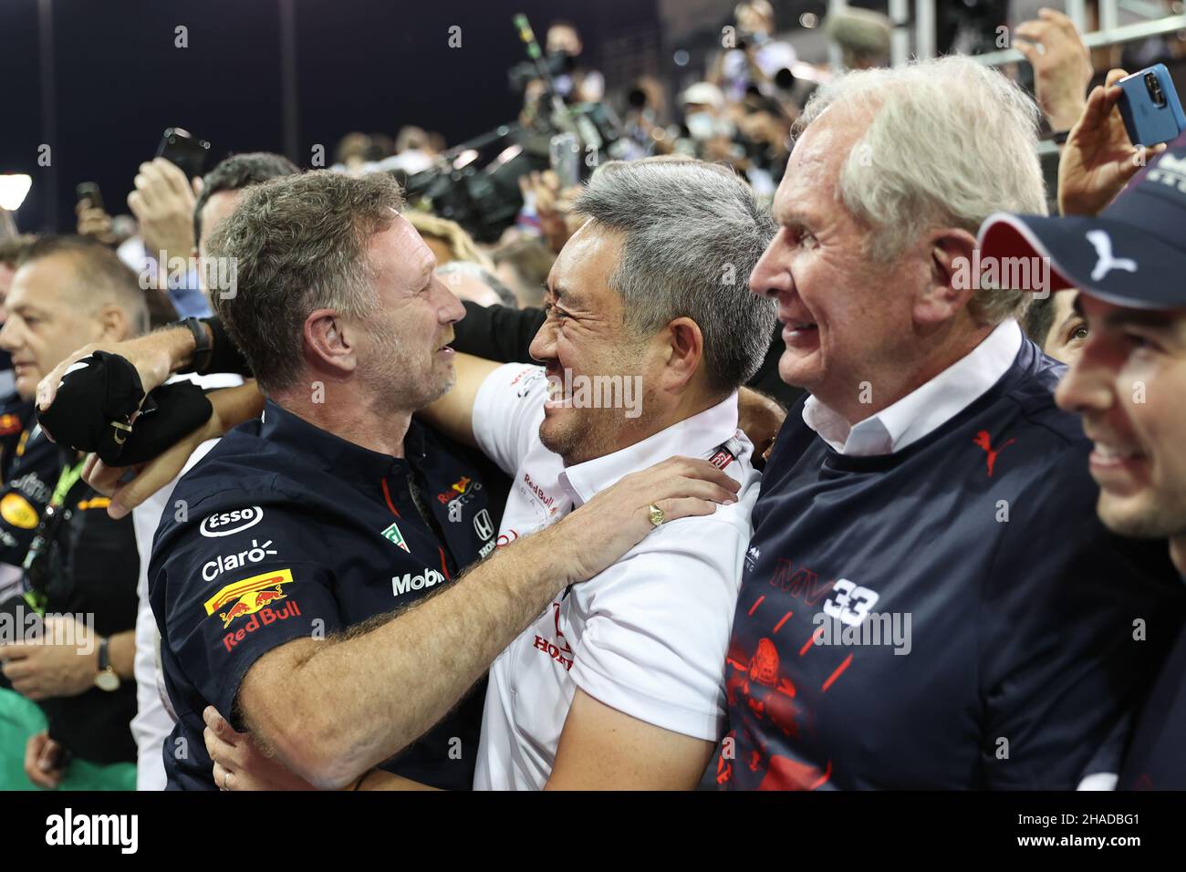 Abu Dhabi, Abu Dhabi. 12th Dic 2021. Christian Horner (GBR) Red Bull Racing Team Principal celebra Max Verstappen (NLD) Red Bull Racing vincendo la gara e il Campionato del mondo a parc ferme con Masashi Yamamamoto (JPN) Honda Racing F1 Managing Director; Dr Helmut Marko (AUT) Red Bull Motorsport Consultant; e Sergio Perez (MEX) Red Bull Racing RB16B. 12.12.2021. Formula 1 World Championship, Rd 22, Gran Premio di Abu Dhabi, Yas Marina Circuit, Abu Dhabi, Race Day. Il credito fotografico dovrebbe essere: XPB/Press Association Images. Credit: XPB Images Ltd/Alamy Live News Foto Stock
