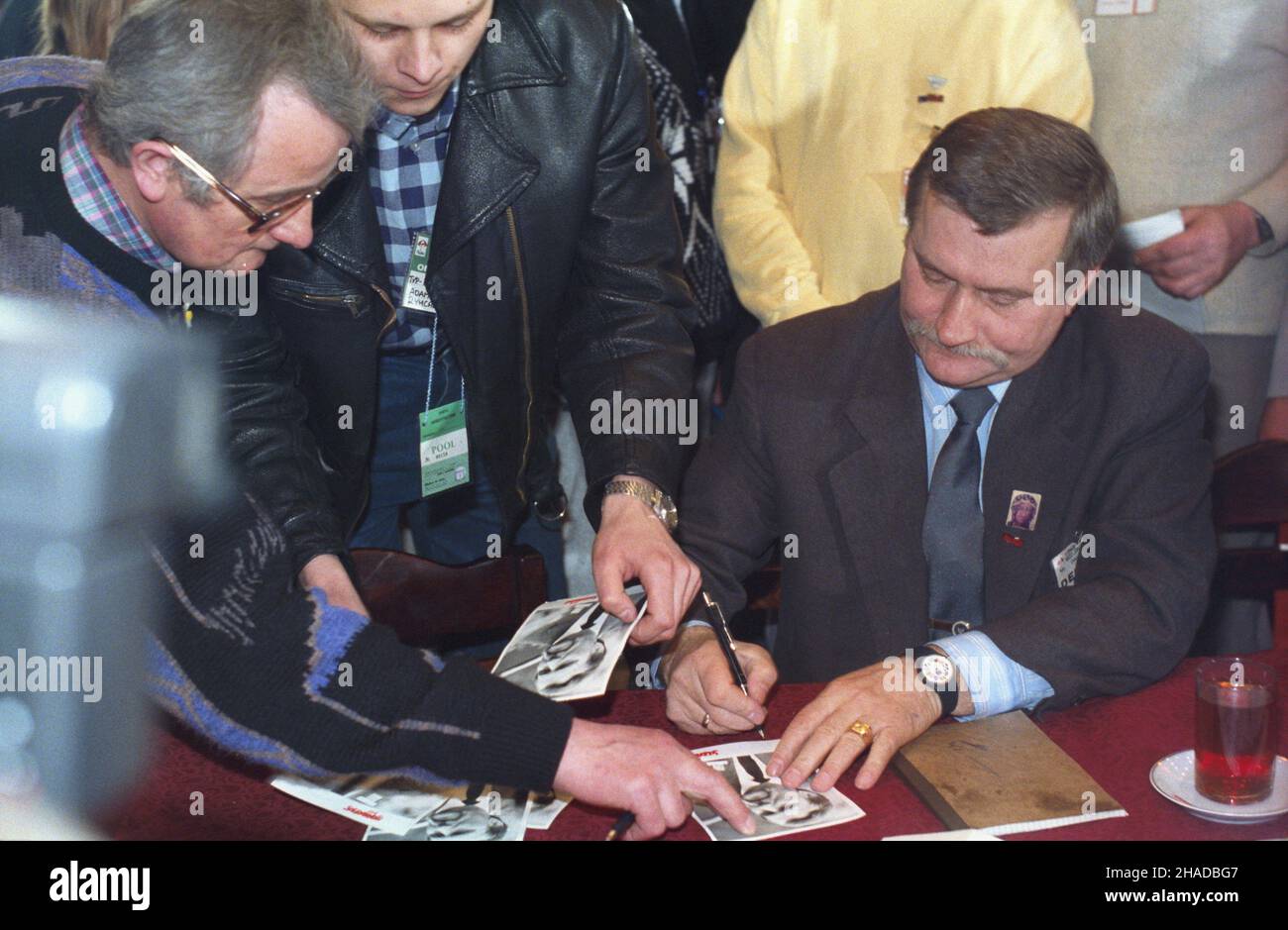 Gdañsk 24.04.1990. Hala Olivia. II Krajowy Zjazd Delegatów Niezale¿nego Samorz¹dnego Zwi¹zku Zawodowego Solidarnoœæ (19-24.04.1990). NZ. przewodnicz¹cy Zwi¹zku Lech Wa³êsa podpisuje swoje zdjêcia. msa PAP/Janusz Uklejewski Danzica, 24 aprile 1990. Il Congresso dei delegati dell'Unione Nazionale di solidarietà del 2nd a Olivia Hall (19-24 aprile). Nella foto: Il leader della solidarietà Lech Walesa autografa le sue fotografie. msa PAP/Janusz Uklejewski Foto Stock