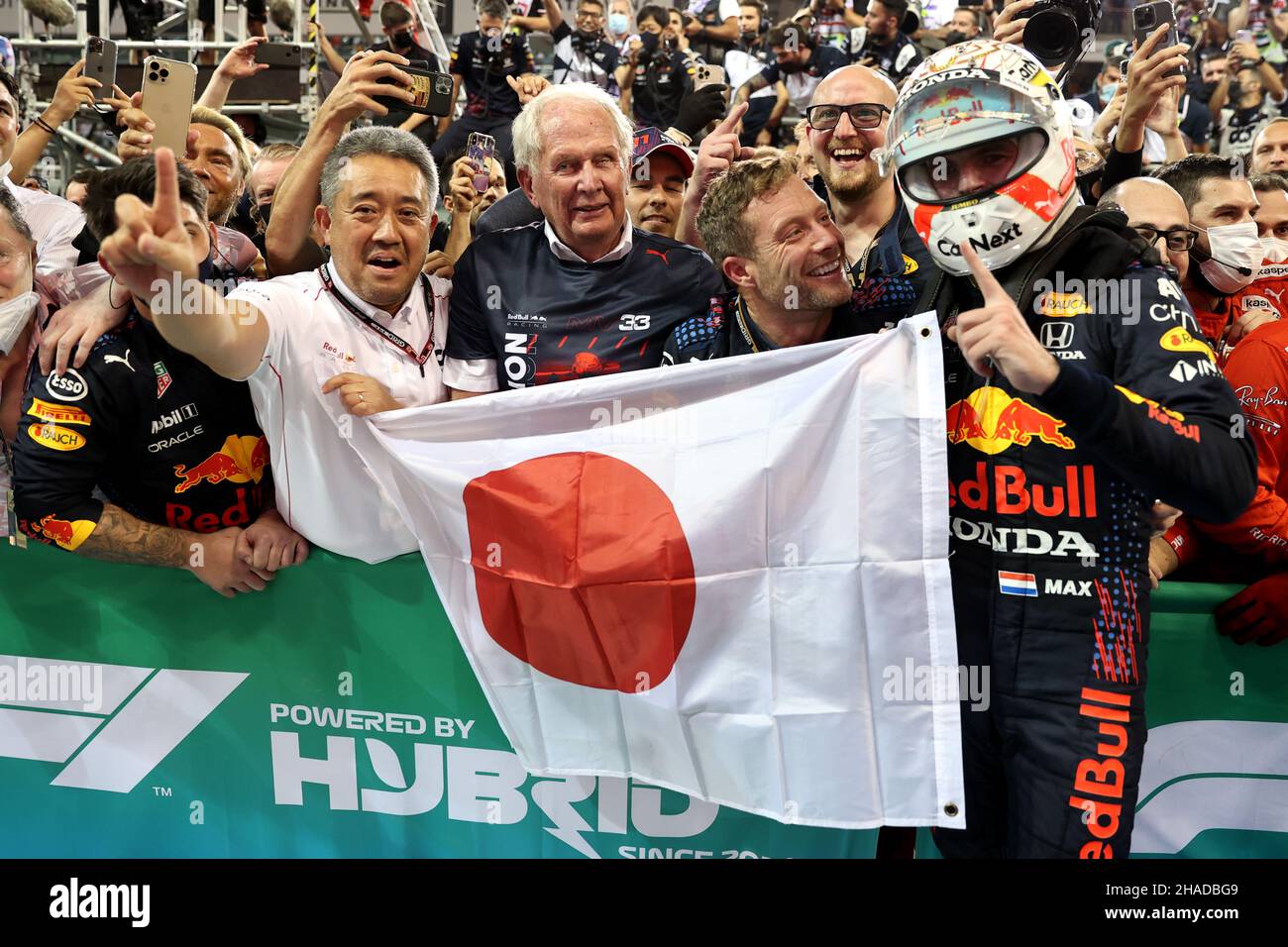 Abu Dhabi, Abu Dhabi. 12th Dic 2021. Vincitore della gara e campione del mondo Max Verstappen (NLD) Red Bull Racing festeggia con Masashi Yamamamoto (JPN) Honda Racing F1 Managing Director; Dr Helmut Marko (AUT) Red Bull Motorsport Consultant e il team di parc ferme. 12.12.2021. Formula 1 World Championship, Rd 22, Gran Premio di Abu Dhabi, Yas Marina Circuit, Abu Dhabi, Race Day. Il credito fotografico dovrebbe essere: XPB/Press Association Images. Credit: XPB Images Ltd/Alamy Live News Foto Stock