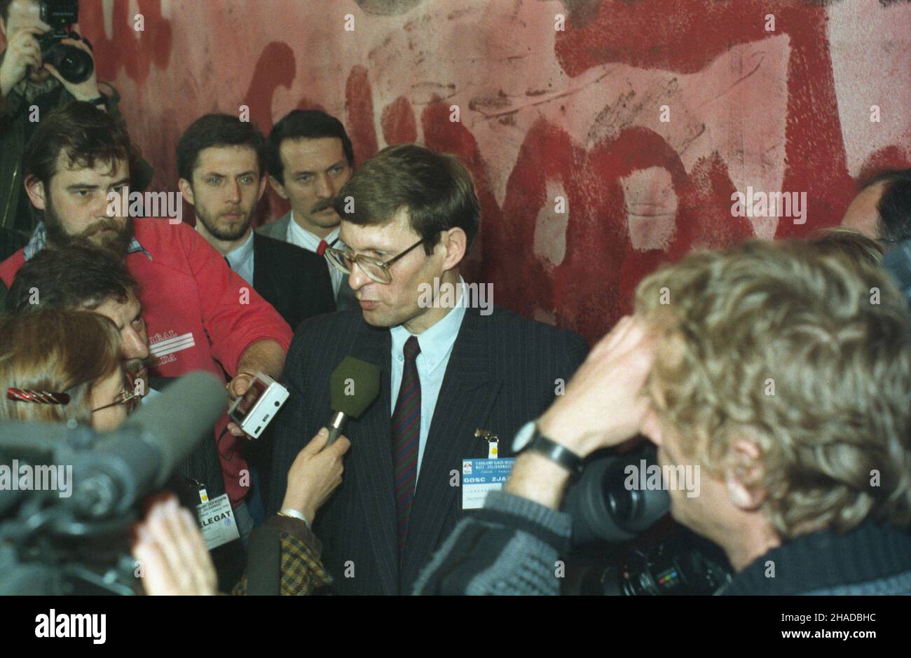 Gdañsk 24.04.1990. Hala Olivia. II Krajowy Zjazd Delegatów Niezale¿nego Samorz¹dnego Zwi¹zku Zawodowego Solidarnoœæ (19-24.04.1990). goœæ zjazdu ministro finansów Leszek Balcerowicz (C) w rozmowie z dziennikarzami. msa PAP/Janusz Uklejewski Danzica, 24 aprile 1990. Il Congresso dei delegati dell'Unione Nazionale di solidarietà del 2nd a Olivia Hall (19-24 aprile). Nella foto: Ospite speciale il Ministro delle Finanze Leszek Balcerowicz (C) parla con i giornalisti. msa PAP/Janusz Uklejewski Foto Stock