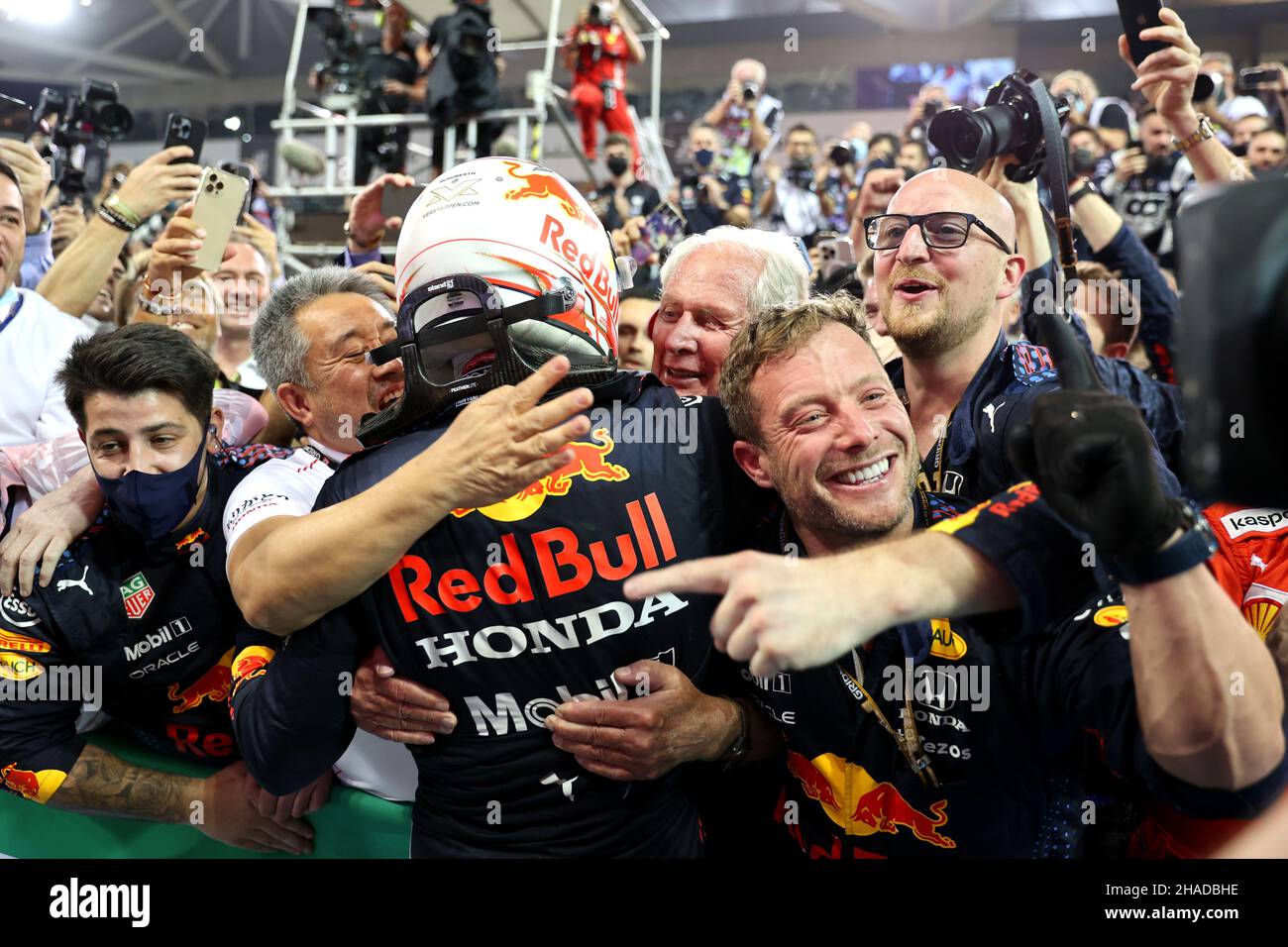 Abu Dhabi, Abu Dhabi. 12th Dic 2021. Vincitore della gara e campione del mondo Max Verstappen (NLD) Red Bull Racing festeggia con Masashi Yamamamoto (JPN) Honda Racing F1 Managing Director; Dr Helmut Marko (AUT) Red Bull Motorsport Consultant e il team di parc ferme. 12.12.2021. Formula 1 World Championship, Rd 22, Gran Premio di Abu Dhabi, Yas Marina Circuit, Abu Dhabi, Race Day. Il credito fotografico dovrebbe essere: XPB/Press Association Images. Credit: XPB Images Ltd/Alamy Live News Foto Stock