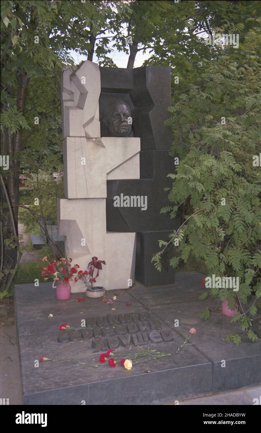 Rosja Moskwa 01.08.1990. Cmentarz Nowodziewiczy przy klasztorze Nowodziewiczym, grób i sekretarza Komitetu Centralnego Komunistycznej Partii Zwi¹zku Radzieckiego (KC KPZR) w latach 1953-1966 Nikity Siergiejewicza Chruszczowa. Czarno-Bia³a kompozycja marmuru i granitu - przypomina o s¹siedztwie dobra i z³a w naturze ludzkiej. mw PAP/Jan Bogacz Dok³adny dzieñ wydarzenia nieustalony. Russia, Mosca, 1 agosto 1990. L'attiguo Convento Novodevichy, la tomba del 1st Segretario del Comitato Centrale del Partito Comunista dell'Unione Sovietica nel 1953-1966 Nikita Khrushchev. T Foto Stock