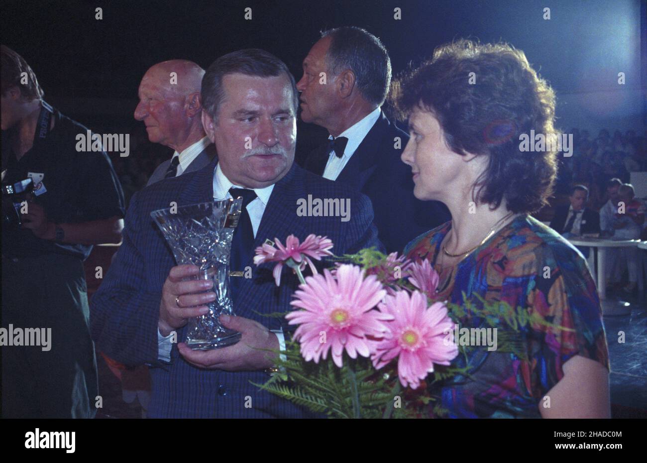 Gdañsk 14.08.1990. Igrzyska Solidarnoœci z okazji X rocznicy powstania Niezale¿nego Samorz¹dnego Zwi¹zku Zawodowego Solidarnoœæ (NSZZ Solidarnoœæ), w dniach 12-22 sierpnia. Zawodom towarzyszy³y imprezy kulturalne. NZ. Honorowy goœæ przewodnicz¹cy Solidarnoœci Lech Wa³êsa z ¿on¹ Danut¹ na konkursie tañca sportowego w Operze Leœnej. Kwiaty i puchar dostan¹ zwyciêzcy. mw PAP/Ireneusz Sobieszczuk Danzica, 14 agosto 1990. Giochi di solidarietà in occasione del 10th anniversario del sindacato di solidarietà, tenutosi dal 12 al 22 agosto. Il concorso è stato accompagnato da manifestazioni culturali. Nella foto: hon Foto Stock