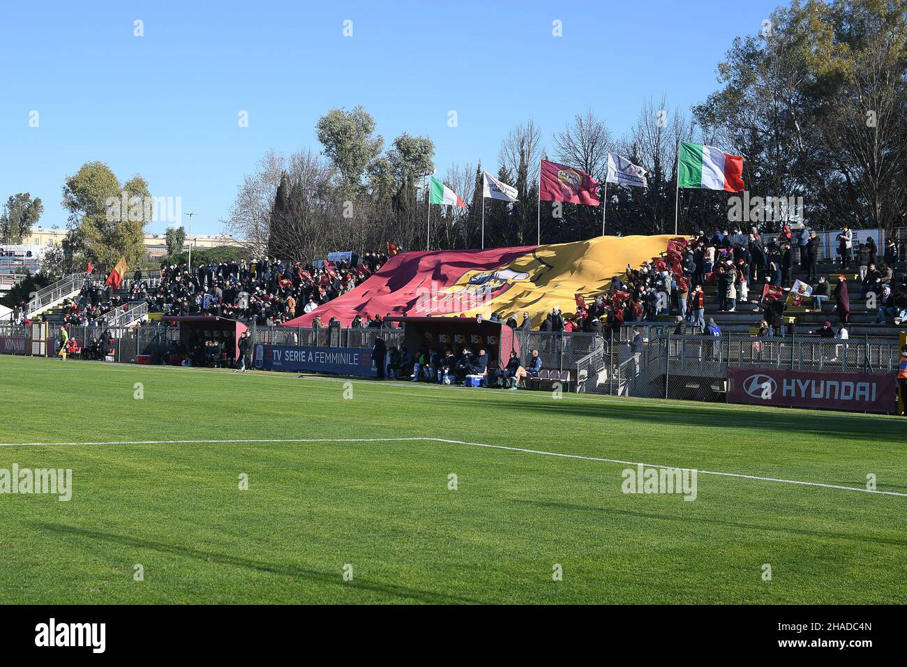 Roma, Italia, 12 dicembre 2021 i sostenitori di Roma alla Serie a di Roma vs Lazio Credit:Roberto Ramaccia/Alamy Live News Foto Stock