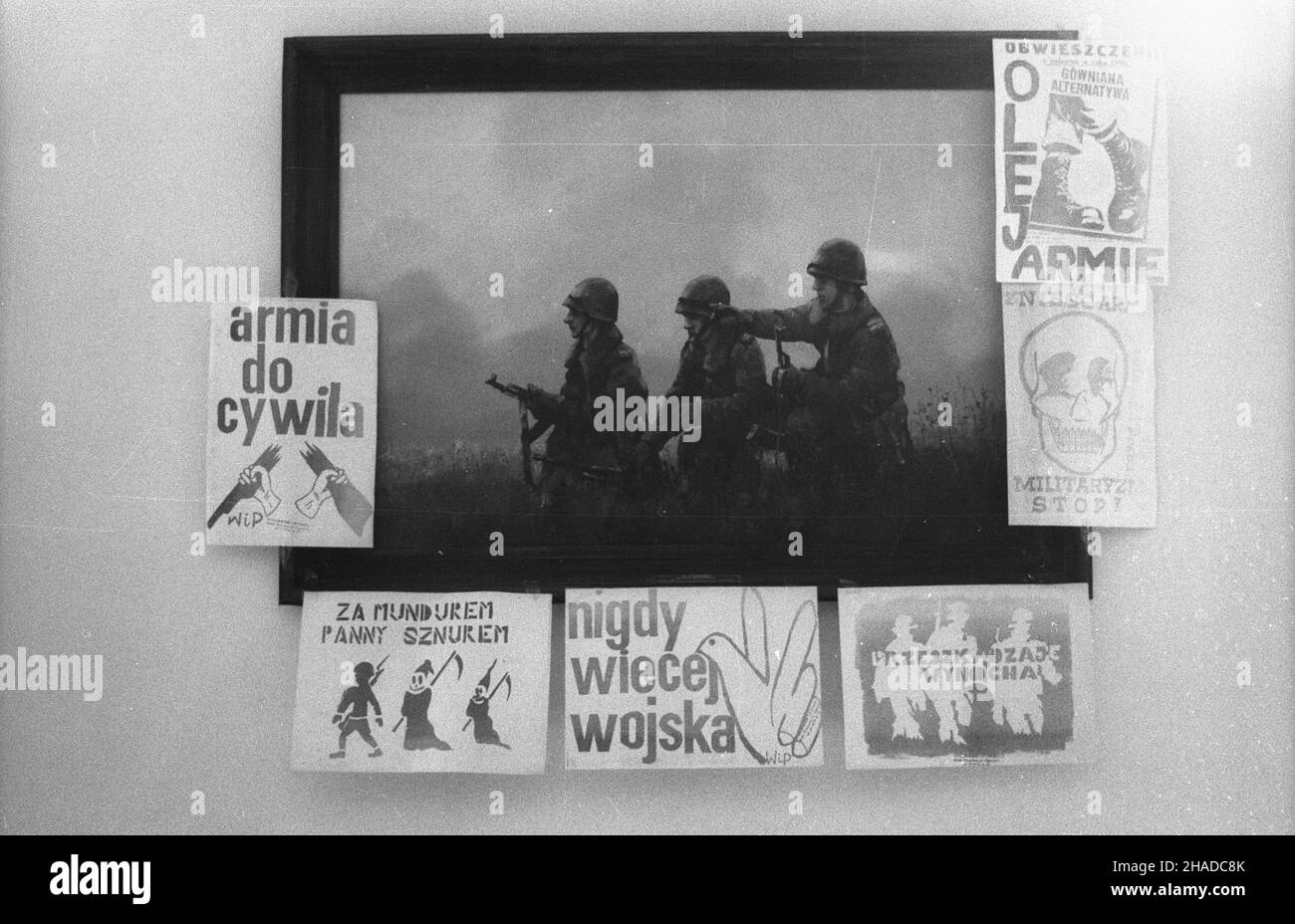 Warszawa 27.10.1990. W Centrum Kongresowym przy ulicy ¯wirki i Wigury rozpocz¹³ obrady XXV Kongres Polskiej Partii Socjalistycznej (kongres zjednoczeniowy). NZ. Plakaty i ulotki w kuluarach zjazdu. meg PAP/Adam Urbanek Foto Stock