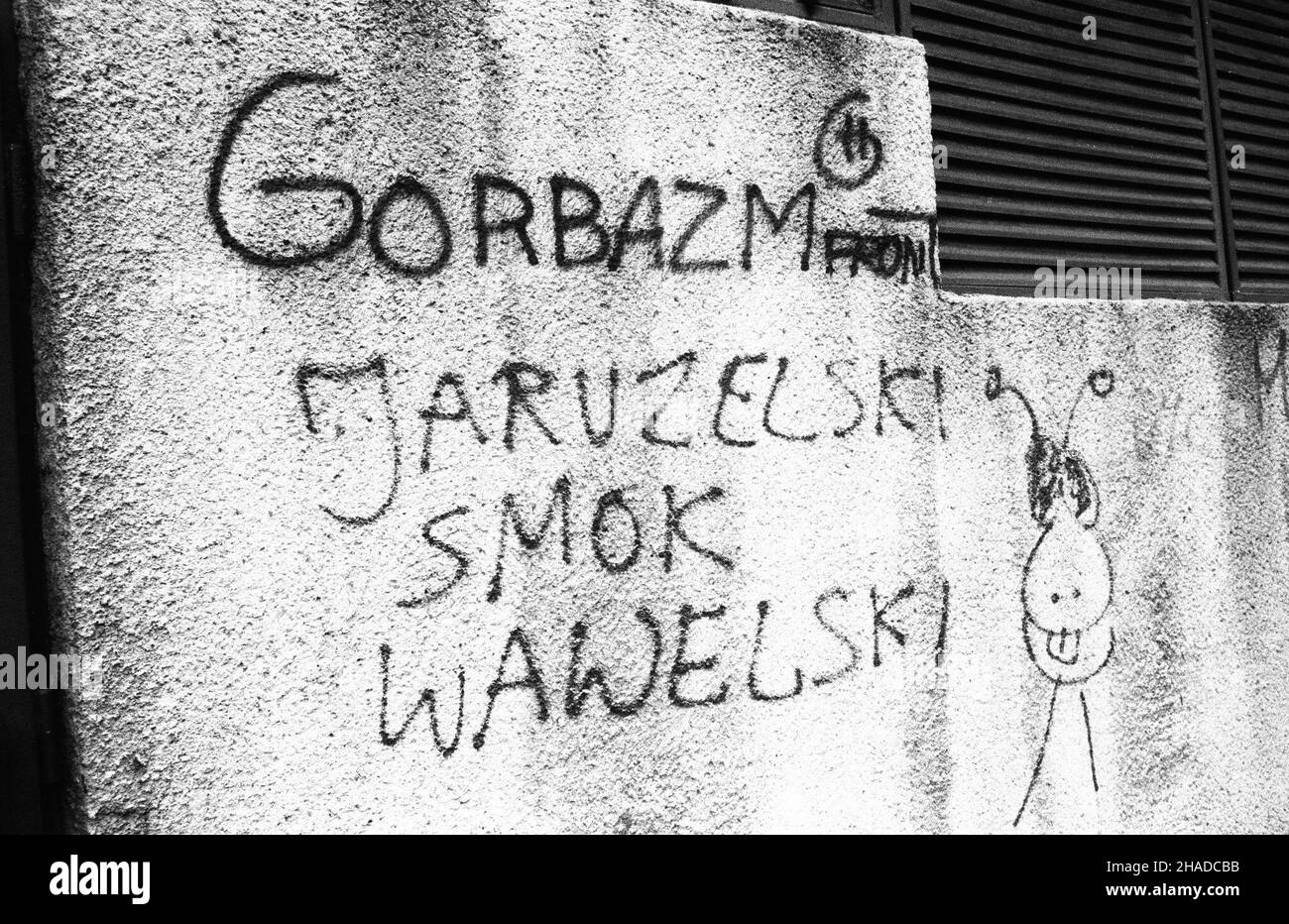 Warszawa, 12,1990. Pojawi³a siê nowa forma wypowiedzi publicznej - graffiti polityczne. NZ. Napis 'Jaruzelski Smok wawelski'. (ptr) PAP/CAF/Jab³onowski Varsavia, 12,1990. Apparve una nuova forma di espressione - i graffiti politici. Nella foto: Graffitti sul muro recita 'Jaruzelski smok wawelski' (Jaruzelski, drago Wawel; 'Jaruzelski' rime con 'wawelski'). (ptr) PAP/CAF/Jablonowski Foto Stock