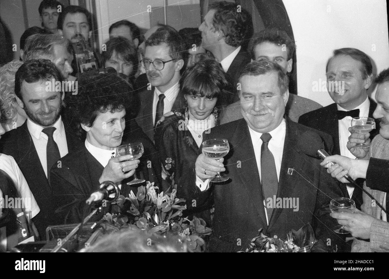 Gdañsk, 09.12.1990. W siedzibie Komisji Krajowej NSZZ Solidarnoœæ prezydent - elekt Lech Wa³êsa (2P) i jego ¿ona Danuta (2L) wznosz¹ toast za zwyciêstwo w wyborach. Obok m.in. Mieczys³aw Wachowski (L). (ptr) PAP/CAF/Stefan Kraszewski Danzica, 09.12.1990. Il presidente polacco eletto Lech Walesa (2R) con sua moglie Danuta (2L) si rallegria dopo le elezioni vinte. Sulla sinistra sorride Mieczyslaw Wachowski. (ptr) AP/CAF/Stefan Kraszewski Foto Stock