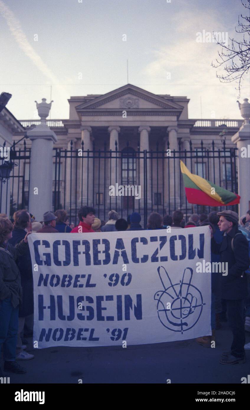 Warszawa 13.01.1991. Demonstracja pod ambasad¹ ZSRR przeciwko sowieckiej interwencji w Wilnie, m.in. Brutalnemu atakowi wojska i si³ specjalnych na wie¿ê telewizyjn¹. Ponad 1,5 tys. demonstrantów zajê³o obie strony ul. Belwederskiej. NZ. Ludzie z trasparenti przed bram¹ ambasady. mw PAP/Grzegorz Rogiñski Varsavia, 13 gennaio 1991. Una dimostrazione davanti all'ambasciata dell'Unione Sovietica contro l'intervento sovietico a Vilnius, incluso un brutale attacco contro una torre televisiva da parte di unità militari e forze speciali. I due lati di via Belwederska sono stati occupati da oltre 1.500 dimostranti Foto Stock