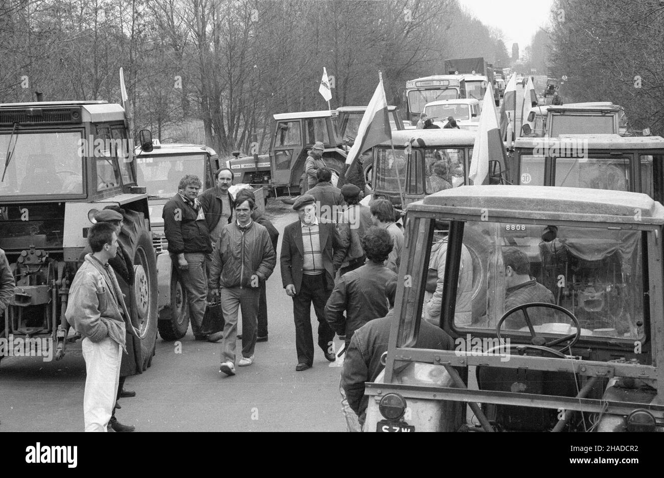 Polska, 22.03.1991. Oflagowane ci¹gniki sparali¿owa³y ruch na drodze. Blokada trasy Szczecin-Stargard-Bydgoszcz. (ptr) PAP/CAF/Jerzy Undro Polonia, 22.03.1991. Per protestare contro la politica agricola di Stato, gli agricoltori hanno bloccato la via Szczecin-Stargard-Bydgoszcz. (ptr) PAP/Jerzy Undro Foto Stock