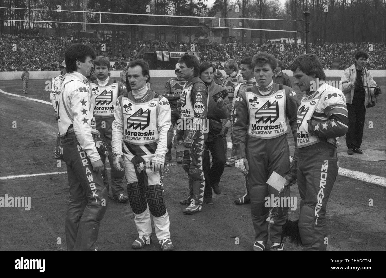 Zielona Góra 04,1991. Dru¿ynowe Mistrzostwa polski na ¿u¿lu lu. Mecz KS Morawski (Falubaz) Zielona Góra - KS Unia Leszno (58:31). NZ. Zawodnicy z klubu Morawski Speedway Team, m.in.: S³awomir Dudek (L), Zbigniew B³a¿ejczak (2L), Jaros³aw Szymkowiak (3L), Jimmy Nilsen (4L), Andrzej Zarzecki (2P), Andrzej Huszcza (P). Morawski (Falubaz) Zielona Góra zosta³ Mistrzem Polski 1991. Gr PAP/Ryszard Janowski Dok³adny dzieñ wydarzenia nieustalony. Zielona Gora, Polonia, aprile 1991. Squadra di KS Morawski (Falubaz) Zielona Gora: Slawomir Dudek (L), Zbigniew Blazejczak (2-L), J. Szymkowiak (3-L), Jim Foto Stock