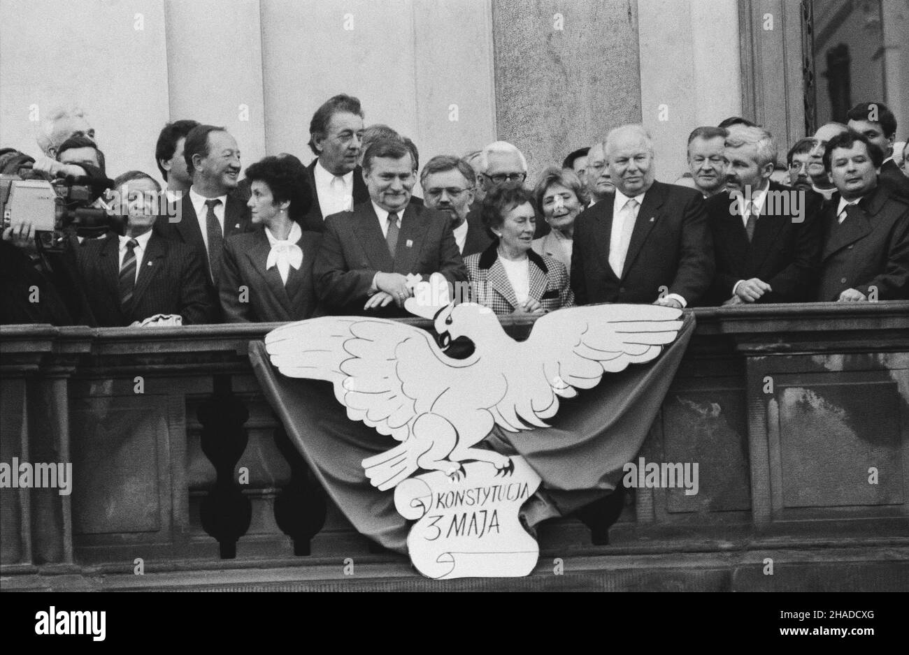 Warszawa, 1991-05-03. Defilada wojskowa z okazji œwiêta Konstytucji 3 Maja. Przed koœcio³em pw. œw. Krzy¿a m.in.: senatore Edward Wende (1L), Danuta Wa³êsowa (2L), wicemarsza³ek senatu Józef Œlisz (3L), prezydent RP Lech Wa³êsa (4L), rzecznik prasowy prezydenta Andrzej Drzycimski (5L), Anna Miñkowska-Stelmachowska (6L), wicemarsza³ek Sejmu Olga Krzyzyskij 3P (2P), Krzyskij (Brzeziñski) (4P), marsza³ek), 7L (¿), Krzyskij (Rzyskij, Krzyskij (),), Krzyskij (), Krzyskij, Zef kancelarii prezydenta Jaros³aw Kaczyñski (1P). meg PAP/Teodor Walczak senatore polacco Edward Wende (L), Pol Foto Stock