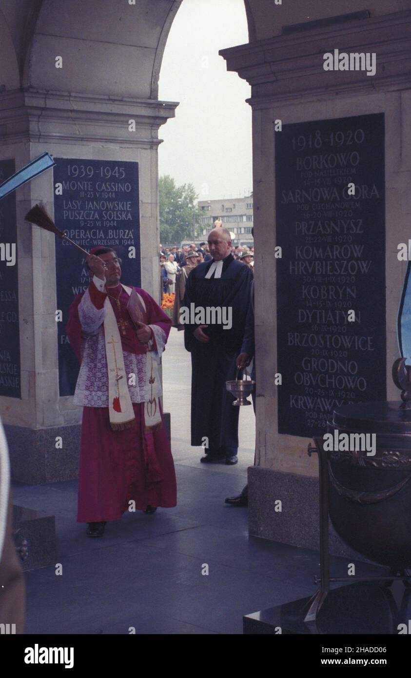 Warszawa 03.05.1991. 200 rocznica uchwalenia Konstytucji 3 Maja. Uroczystoœci na placu Marsza³ka Józefa Pi³sudskiego. NZ. biskup polskiego S³awoj Leszek G³ódŸ dokonuje aktu poœwiêcenia Grobu Nieznanego ¯o³nierza. W g³êbi pastore Andrzej Mendroch z Koœcio³a Ewangelicko-Augsburskiego w RP. msa PAP/Janusz Mazur Varsavia, 3 maggio 1991. Le cerimonie in Piazza Pilsudski segnano il 200th° anniversario della Costituzione del maggio 3. Nella foto: Il vescovo di campo Slawoj Leszek Glodz consacra la tomba del Milite Ignoto. Nel pastore posteriore Andrzej Mendroch dalla Chiesa evangelica-Augsburg a Pol Foto Stock