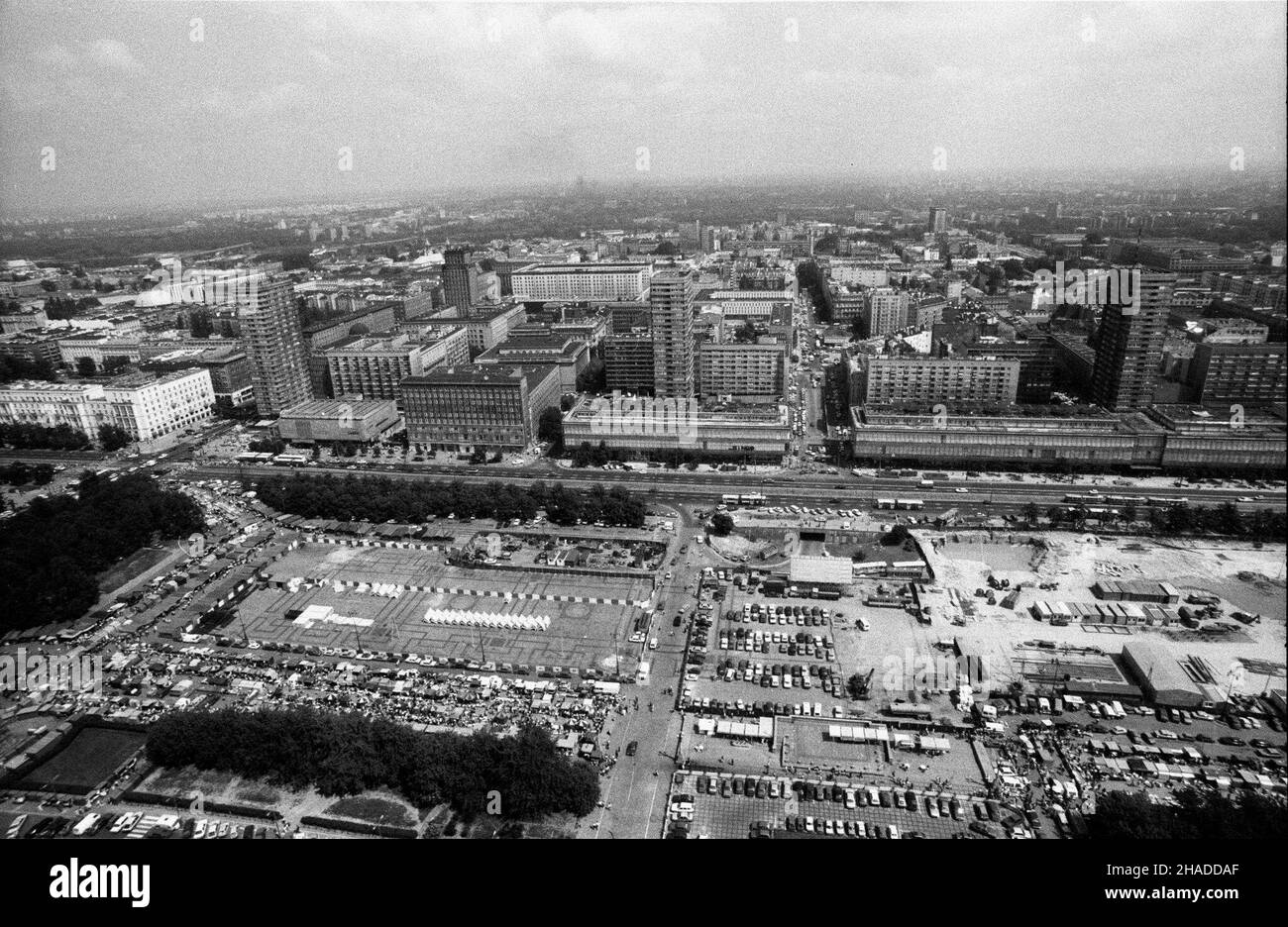 Warszawa, 24.07.1991. Widok na Warszawê z Pa³acu Kultury i Nauki. NZ. Plac Defilad, dalej ul. Marsza³kowska i Domy Towarowe Centrum. (ptr) PAP/Witold Jab³onowski Varsavia, 24.07.1991. Una vista generale dall'alto sul Palazzo della Cultura e della Scienza di Varsavia. Nella foto: Piazza della Parata, verso via Marszalkowska e centri commerciali polacchi. (ptr) PAP/Witold Jablonowski Foto Stock