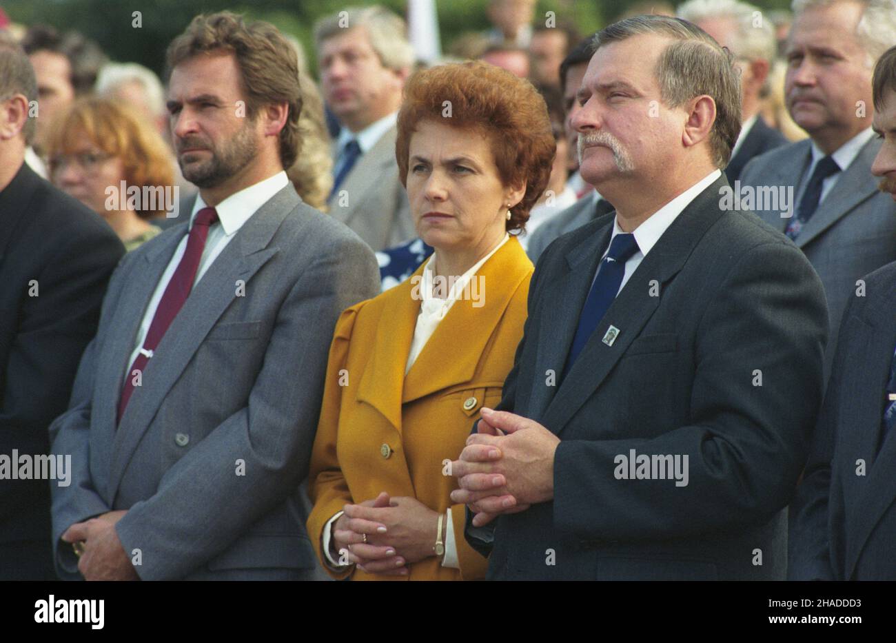 Gdañsk 31.08.1991. Obchody 11 rocznicy podpisania Porozumieñ Sierpniowych. Uroczystoœci z udzia³em prezydenta RP Lecha Wa³êsy pod pomnikiem Poleg³ych Stoczniowców 1970 roku. W pierwszym rzêdzie od prawej: Lech Wa³êsa, ¿ona prezydenta RP Danuta Wa³êsa, podsekretarz stanu w Kancelarii Prezydenta RP Mieczys³aw Wachowski. msa PAP/Stefan Kraszewski Danzica 31 agosto 1991. Celebrazioni del 11th° anniversario degli accordi di agosto, che segnano la nascita del movimento di solidarietà. Cerimonie al Monumento ai lavoratori caduti cantiere nel 1970. Nella prima fila da destra: Lech Foto Stock