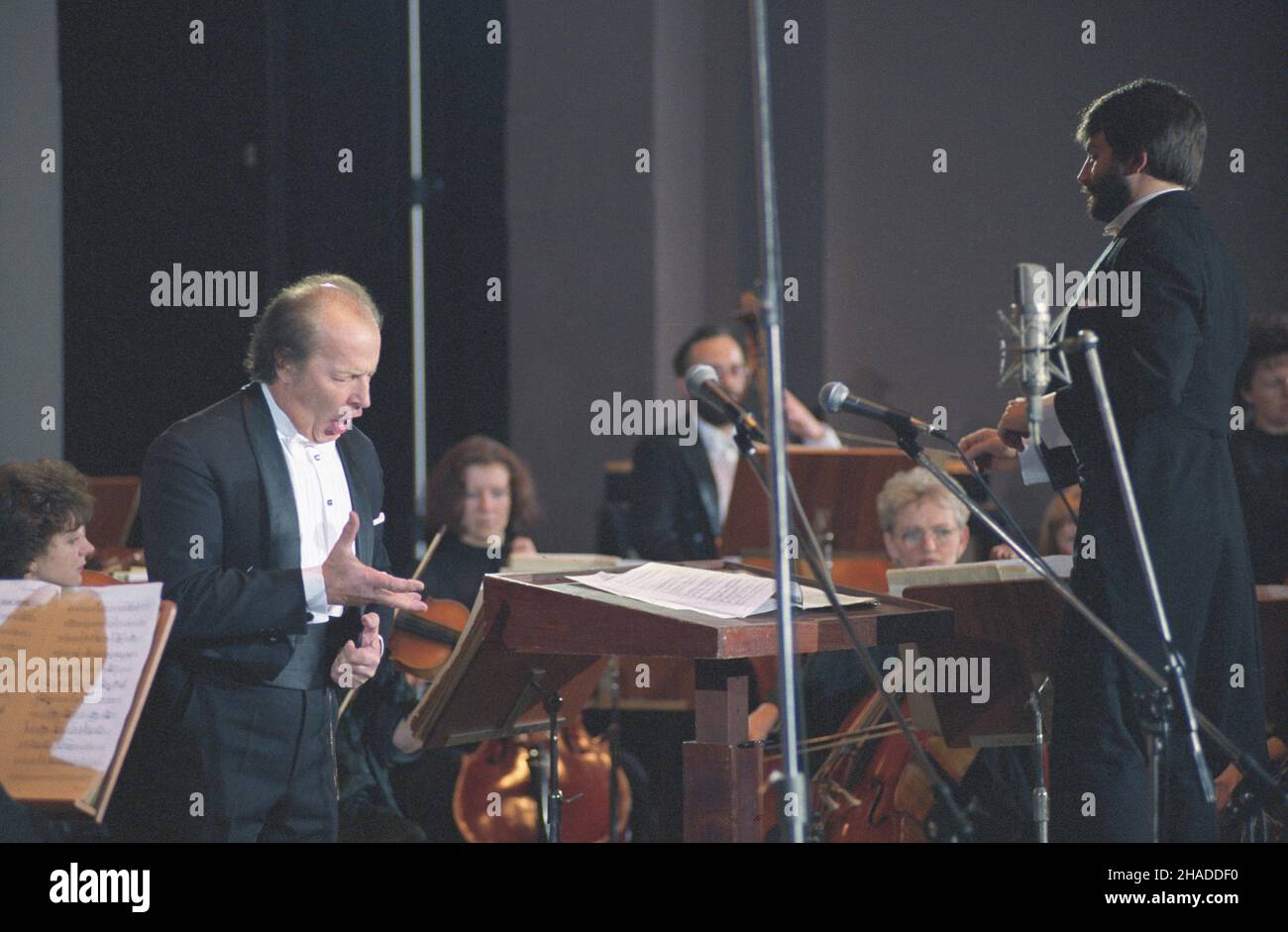 Gdañsk 22.11.1991. Filharmonia Ba³tycka. Koncert charytatywny na rzecz dzieci niepe³nosprawnych. NZ. œpiewak operowy Wies³aw Ochman (L). ka PAP/Stefan Kraszewski Danzica 22 novembre 1991. Sala concerti Baltic. Un concerto benefico per bambini disabili. Nella foto: Cantante d'opera Wieslaw Ochman (L). ka PAP/Stefan Kraszewski Foto Stock