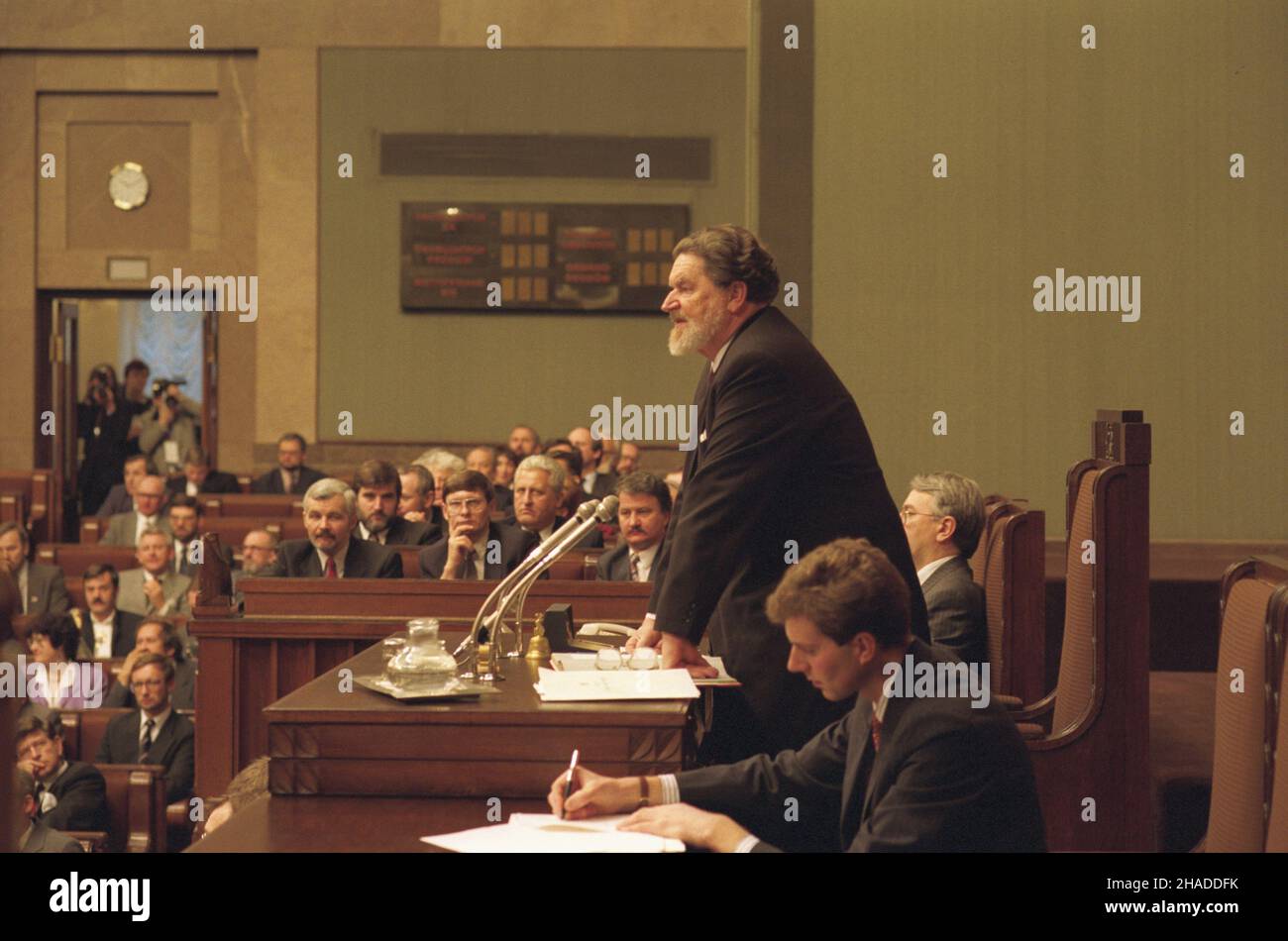 Warszawa 25.11.1991. Inauguracyjne posiedzenie Sejmu RP i kadencji z udzia³em prezydenta RP Lecha Wa³êsy. NZ. m.in.: marsza³ek Senior Aleksander Ma³achowski (stoi). ka PAP/Ireneusz Radkiewicz Varsavia 25 novembre 1991. La seduta inaugurale del Sejm (casa inferiore) della Repubblica di Polonia (RP) del mandato del 1st a cui partecipò il presidente della Polonia Lech Walesa. Nella foto, tra gli altri, Sejm Speaker Senior Aleksander Malachowski. ka PAP/Ireneusz Radkiewicz Foto Stock