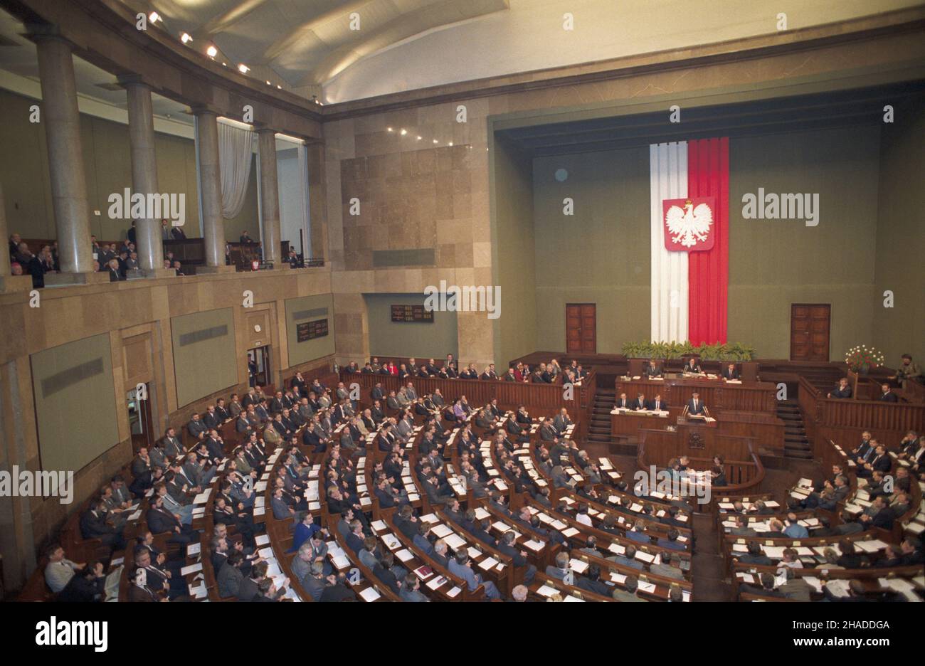 Warszawa 25.11.1991. Inauguracyjne posiedzenie Sejmu RP i kadencji z udzia³em prezydenta RP Lecha Wa³êsy. ka PAP/Andrzej Rybczyñski Varsavia 25 novembre 1991. La seduta inaugurale del Sejm (casa bassa) della Repubblica di Polonia (RP) del mandato del 1st ha visto la partecipazione del presidente polacco Lech Walesa. ka PAP/Andrzej Rybczynski Foto Stock