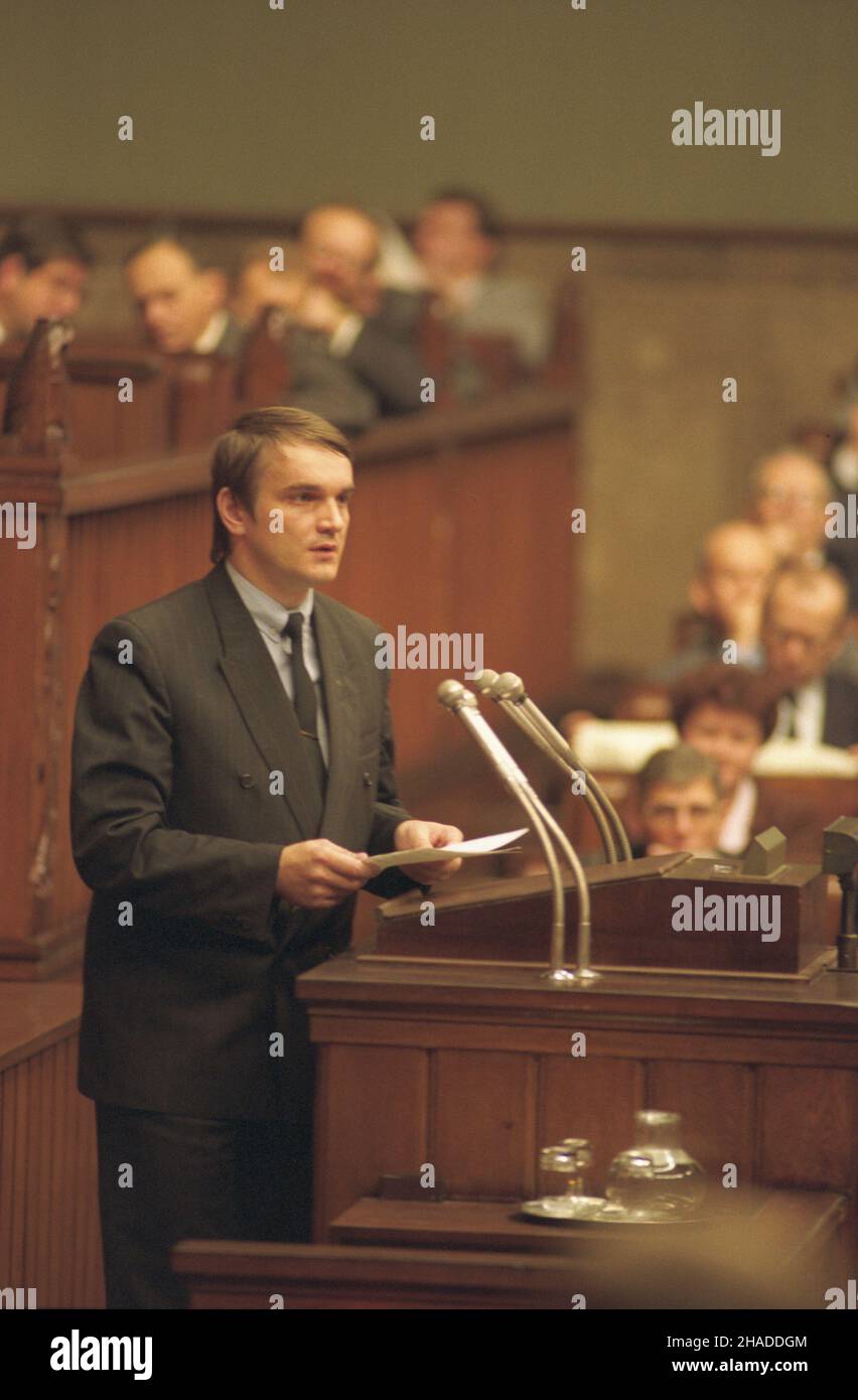 Warszawa 25.11.1991. Inauguracyjne posiedzenie Sejmu RP i kadencji z udzia³em prezydenta RP Lecha Wa³êsy. NZ. Przemawia pose³ Polskiego Stronnictha Ludowego Waldemar Pawlak. ka PAP/Ireneusz Radkiewicz Varsavia 25 novembre 1991. La seduta inaugurale del Sejm (casa inferiore) della Repubblica di Polonia (RP) del mandato del 1st a cui partecipò il presidente della Polonia Lech Walesa. Nella foto: deputato del Partito popolare polacco Waldemar Pawlak parla ka PAP/Ireneusz Radkiewicz Foto Stock