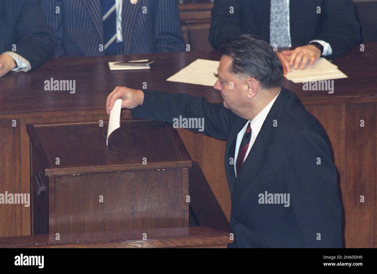 Warszawa 25.11.1991. Inauguracyjne posiedzenie Sejmu RP i kadencji z udzia³em prezydenta RP Lecha Wa³êsy. Wybór Prezydium i Marsza³ka Sejmu. NZ. g³osuje pose³ Jan Olszewski (Ruch dla Rzeczypospolitej). ka PAP/Andrzej Rybczyñski Varsavia 25 novembre 1991. La seduta inaugurale del Sejm (casa inferiore) della Repubblica di Polonia (RP) del mandato del 1st a cui partecipò il presidente della Polonia Lech Walesa. L'elezione del Presidio della casa e Sejm speaker. Nella foto: il vice Jan Olszewski (movimento per la Repubblica di Polonia) ha votato ka PAP/Andrzej Rybczynski Foto Stock