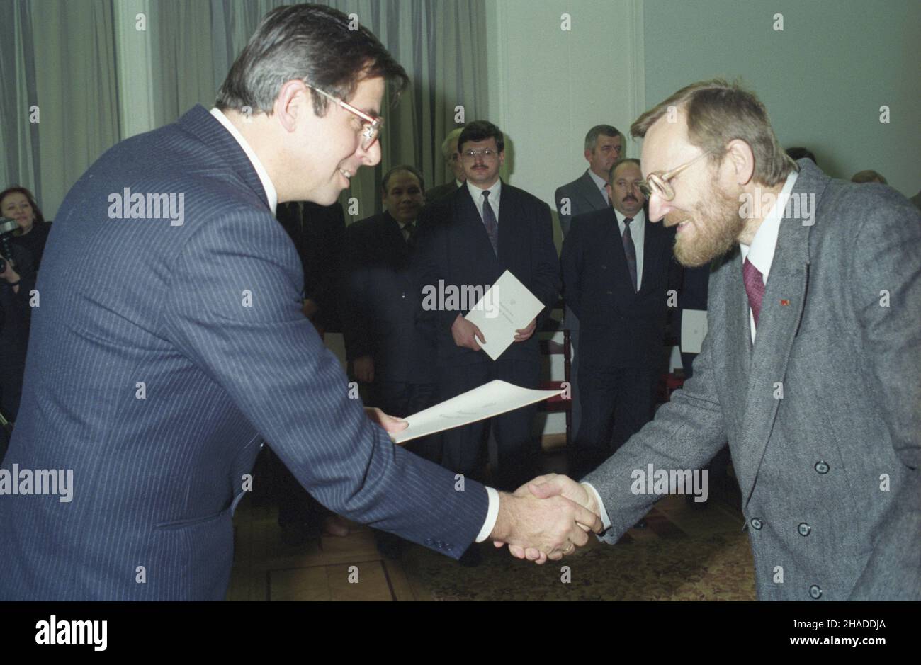 Warszawa 25.11.1991. Uroczystoœæ wrêczenia senatorom elektorom zaœwiadczeñ o wyborze do senatu Rzeczpospolitej Polskiej II kadencji. przewodnicz¹cy Pañstwowej Komisji Wyborczej Andrzej Zoll (L) i senatore Janusz Andrzej Mazurek (P) NSZZ Solidarnoœæ. ka PAP/Andrzej Rybczyñski Varsavia 25 novembre 1991. Cerimonia di consegna dei certificati elettorali ai senatori-eletti al Senato della Repubblica di Polonia, 2nd. Nella foto: Capo della Commissione elettorale di Stato Andrzej Zoll (a sinistra) e senatore Janusz Andrzej Mazurek (a destra), Unione commerciale indipendente e autogovernante di solidarietà. ka Foto Stock