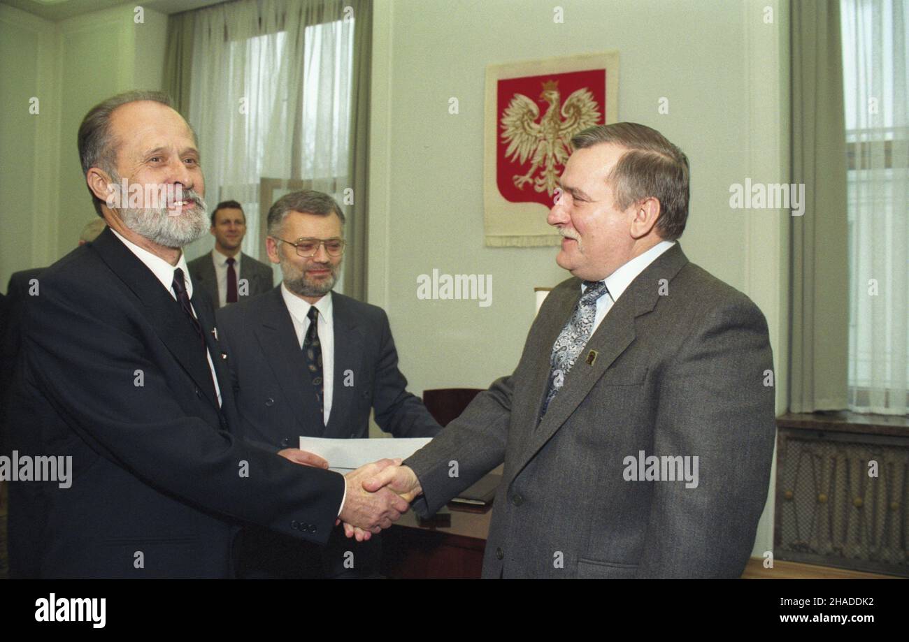 Warszawa 26.11.1991. Pierwsze positedzenie senatu RP II kadencji z udzia³em prezydenta RP Lecha Wa³êsy. de lewej: marsza³ek senatu August Che³kowski, w g³êbi funkcjonariusz Biura Ochrony Rz¹du Leszek Mazur, szef Biura Prasowego Prezydenta RP i jego rzecznik prasowy Andrzej Drzycimski, Lech Wa³êsa. ka PAP/Ireneusz Radkiewicz Varsavia 26 novembre 1991. La prima seduta del Senato (casa superiore) della Repubblica di Polonia (RP) del mandato del 2nd ha visto la partecipazione del Presidente della Polonia Lech Walesa. Nella foto da sinistra: Senato relatore Agosto Chelkowski, sullo sfondo offiver del governo Foto Stock