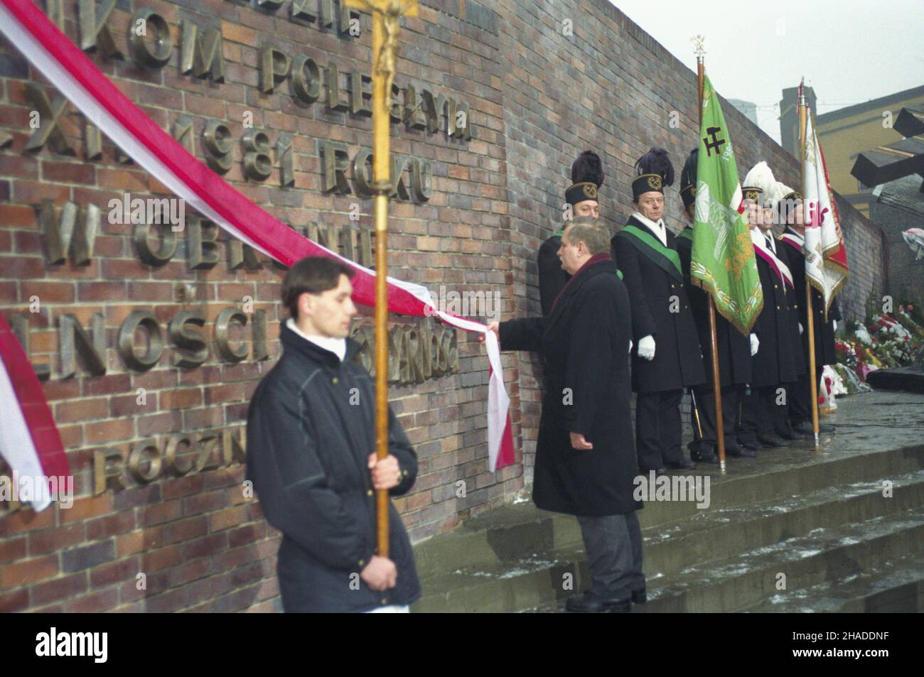 Katowice 15.12.1991. Uroczystoœæ ods³oniêcia pomnika ku czci górników kopalni Wujek poleg³ych 16 grudnia 1981 roku. Monument autorstwa Aliny Borowczak-Grzybowskiej i Andrzeja Grzybowskiego stan¹³ przed g³ównym budynkiem kopalni. NZ. prezydent RP Lech Wa³êsa ods³ania tablicê pami¹tkow¹. ka PAP/Stefan Kraszewski Katowice 15 dicembre 1991. Una cerimonia di inaugurazione del Monumento ai minatori di miniera di Wujek caduto il 16 dicembre 1981. Il monumento, scritto da Alina Borowczak-Grzybowska e Andrzej Grzybowski è stato eretto di fronte all'edificio principale della miniera. Nella foto: Il presidente Lech Walesa svela un Foto Stock