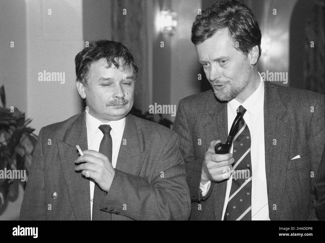 Warszawa, 14.02.1992. Posiedzenie Sejmu. N/z nowo powo³any prezes NIK Lech Kaczyñski (L) oraz pose³ Unii Wolnoœci Piotr Nowina-Konopka (P). (kru) PAP/Janusz Mazur Varsavia, 14.02.1992. Sessione Sejm. Il presidente della Camera Suprema di controllo (NIK) Lech Kaczynski (L) e il vice Piotr Nowina Konopka (R) dell'Unione della libertà. (kru) PAP/Janusz Mazur Foto Stock