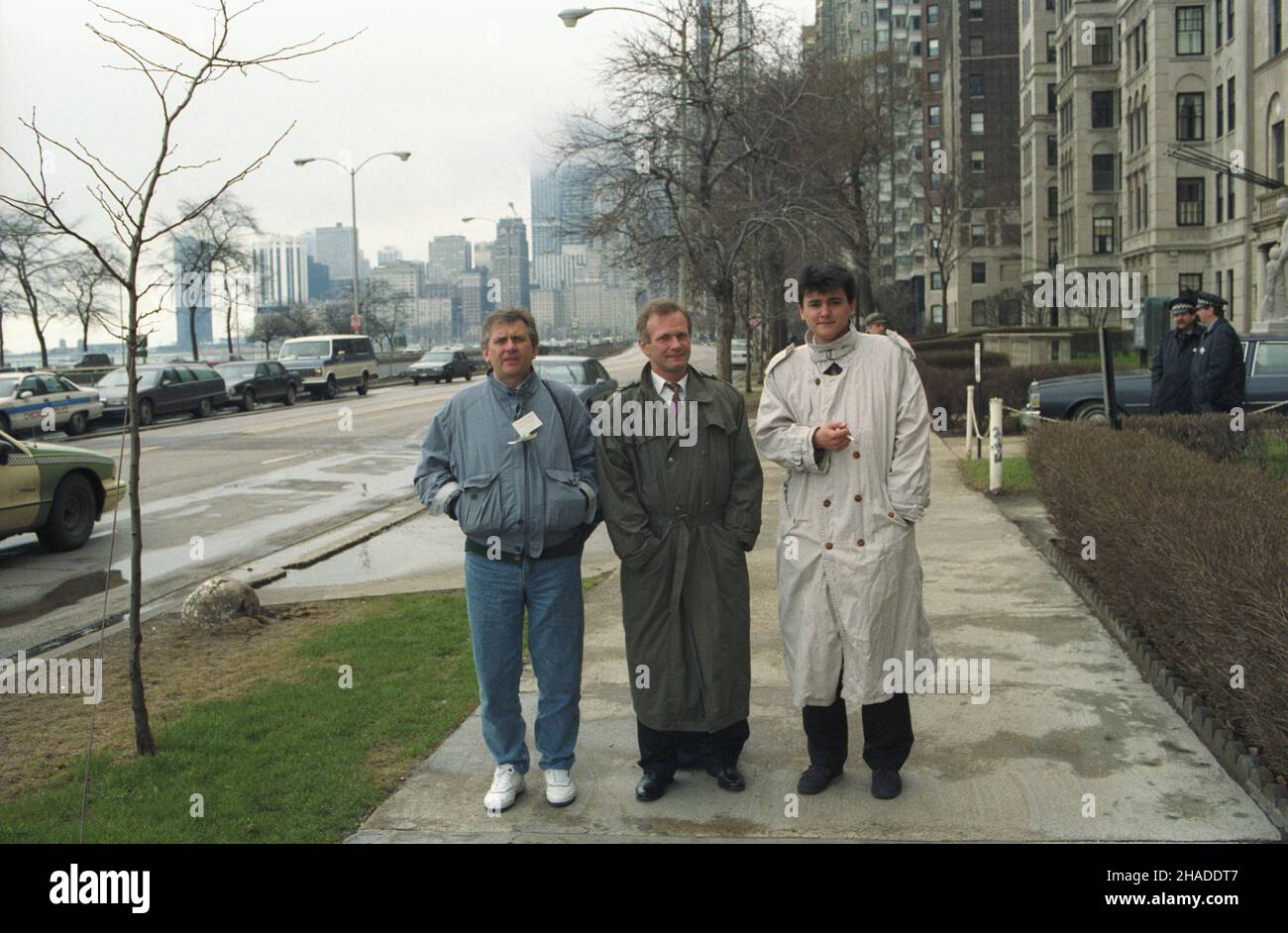 Stany Zjednoczone Ameryki Chicago 16.04.1992. Wizyta premiera Jana Olszewskiego w USA (13-16 kwietnia). NZ. Dziennikarze towarzysz¹cy premierowi, m.in. Ryszard Malik z dziennika Rzeczpospolita (C). ka PAP/Janusz Mazur Stati Uniti d'America Chicago 16 Aprile 1992. Il primo Ministro della Repubblica di Polonia Jan Olszewski in visita negli USA (13-16 aprile). Nella foto: I reporter che accompagnano il PM incluso Ryszard Malik da Rzeczpospolita giornalmente (nel centro). ka PAP/Janusz Mazur Foto Stock