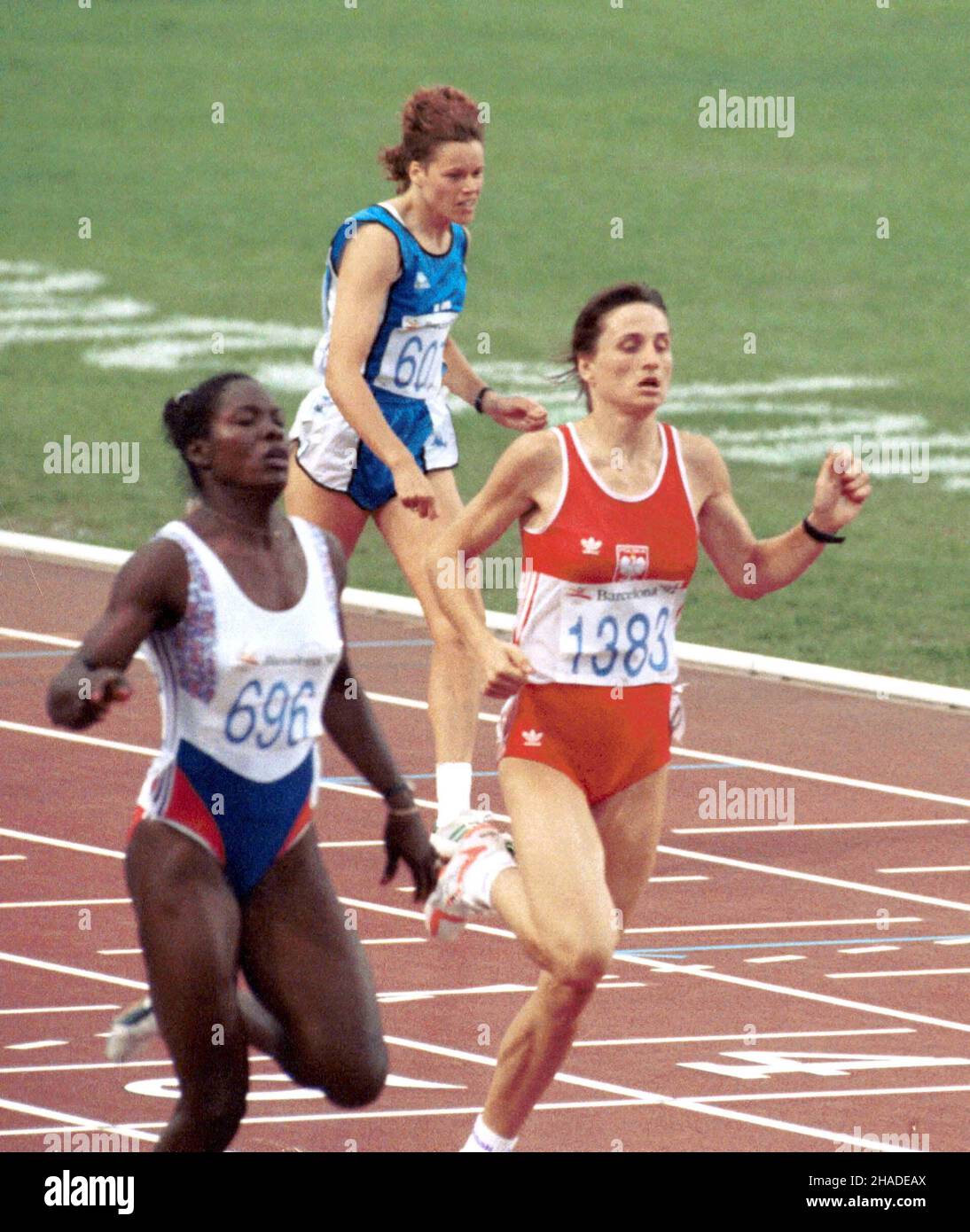 Barcellona, Hiszpania, 07,1992. XXV Lettie Igrzyska Olimpijskie w Barcelonie. Siedmiobój, Polka Urszula W³odarczyk (P) podczas biegu. (sig.) PAP/Piotr Teodor Walczak ***Dok³adny dzieñ wydarzenia nieustalony*** Barcellona, Spagna, luglio 1992. XXV Giochi Olimpici estivi di Barcellona. Pentatleta polacco Urszula Wlodarczyk (R). (sig.) PAP/Piotr Teodor Walczak ***Data evento sconosciuta*** Foto Stock